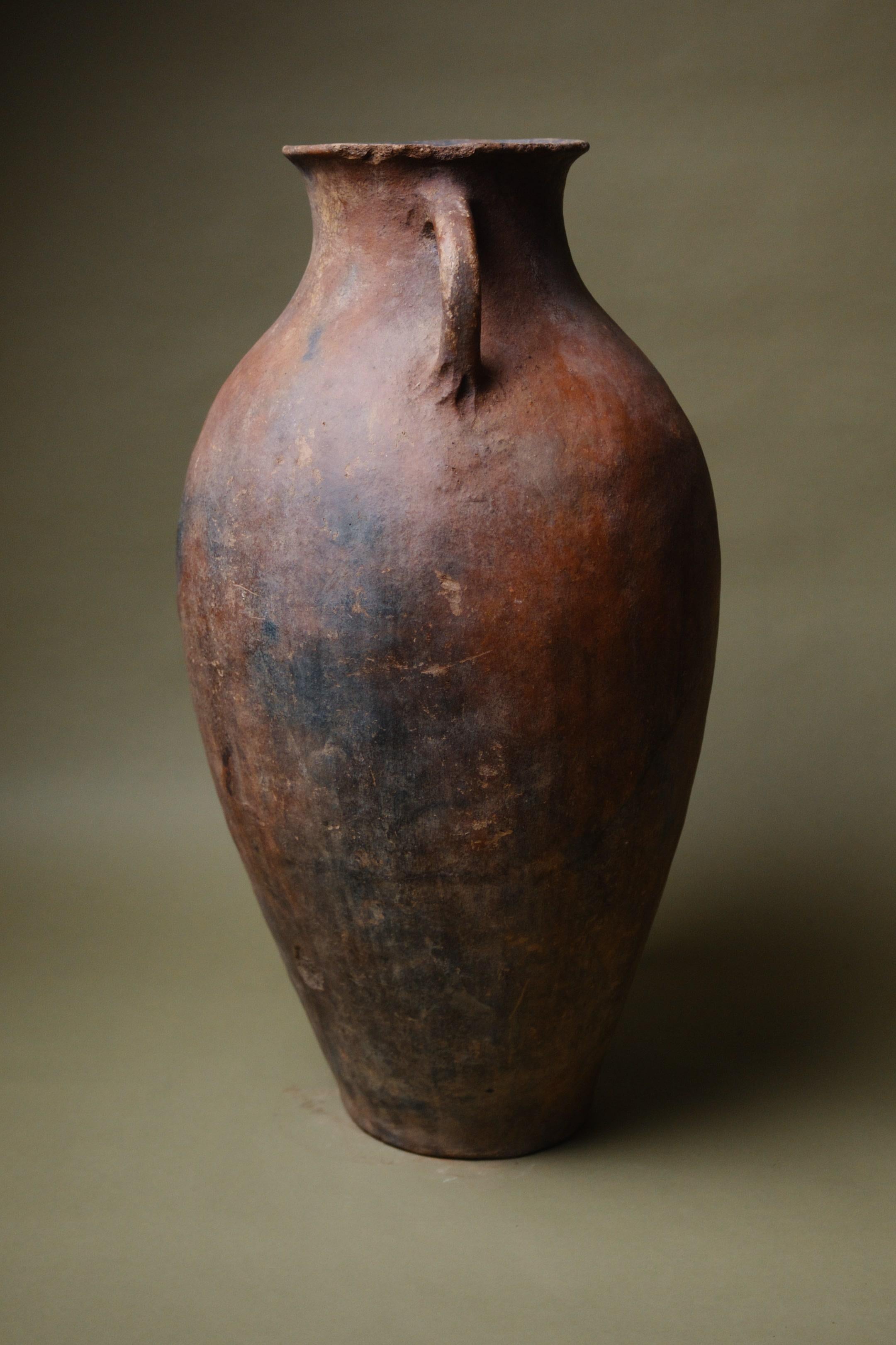 Intagliato a mano Vaso ad Amphora in terra battuta lavorato a mano in vendita