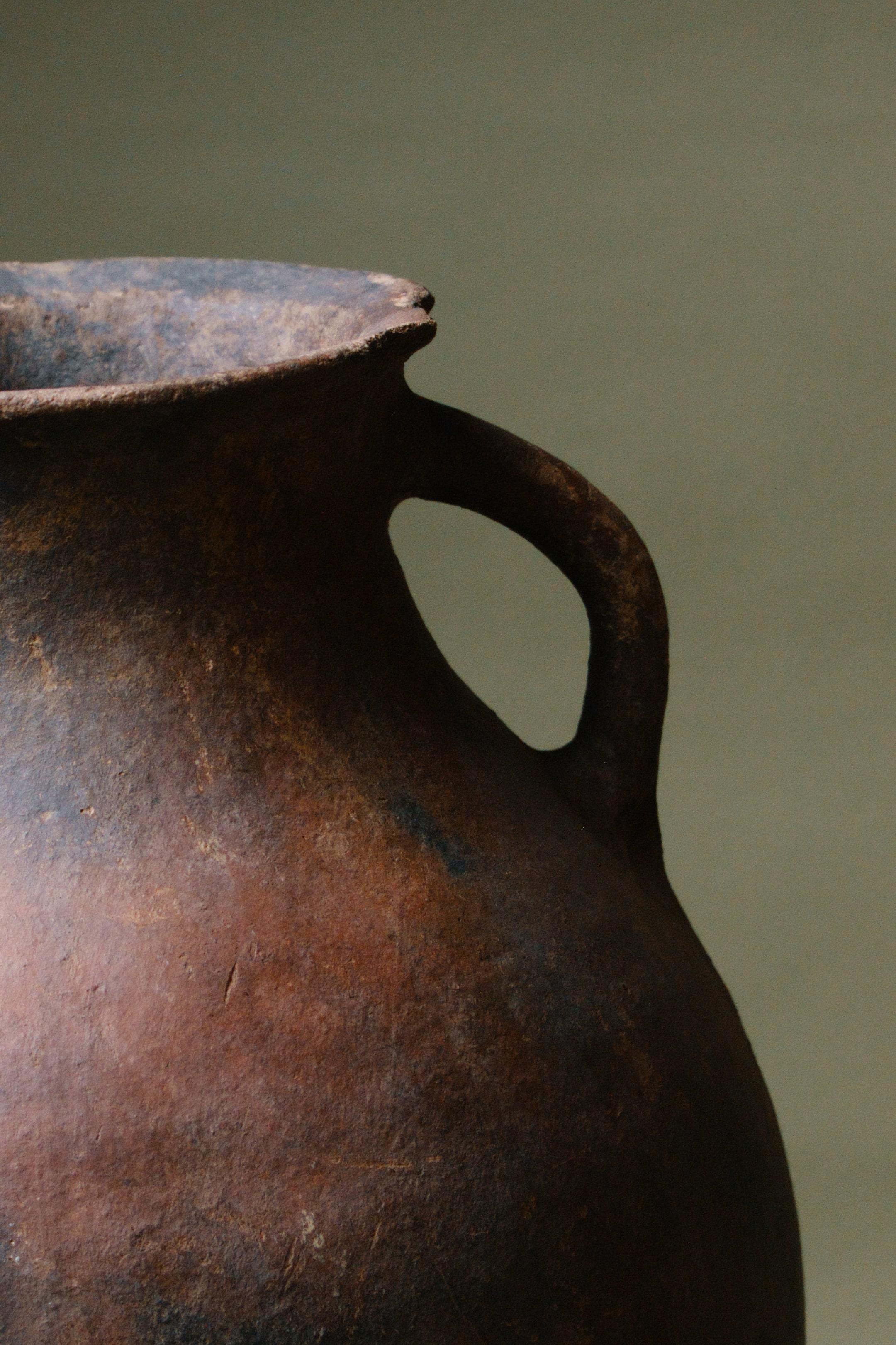 Metà XX secolo Vaso ad Amphora in terra battuta lavorato a mano in vendita