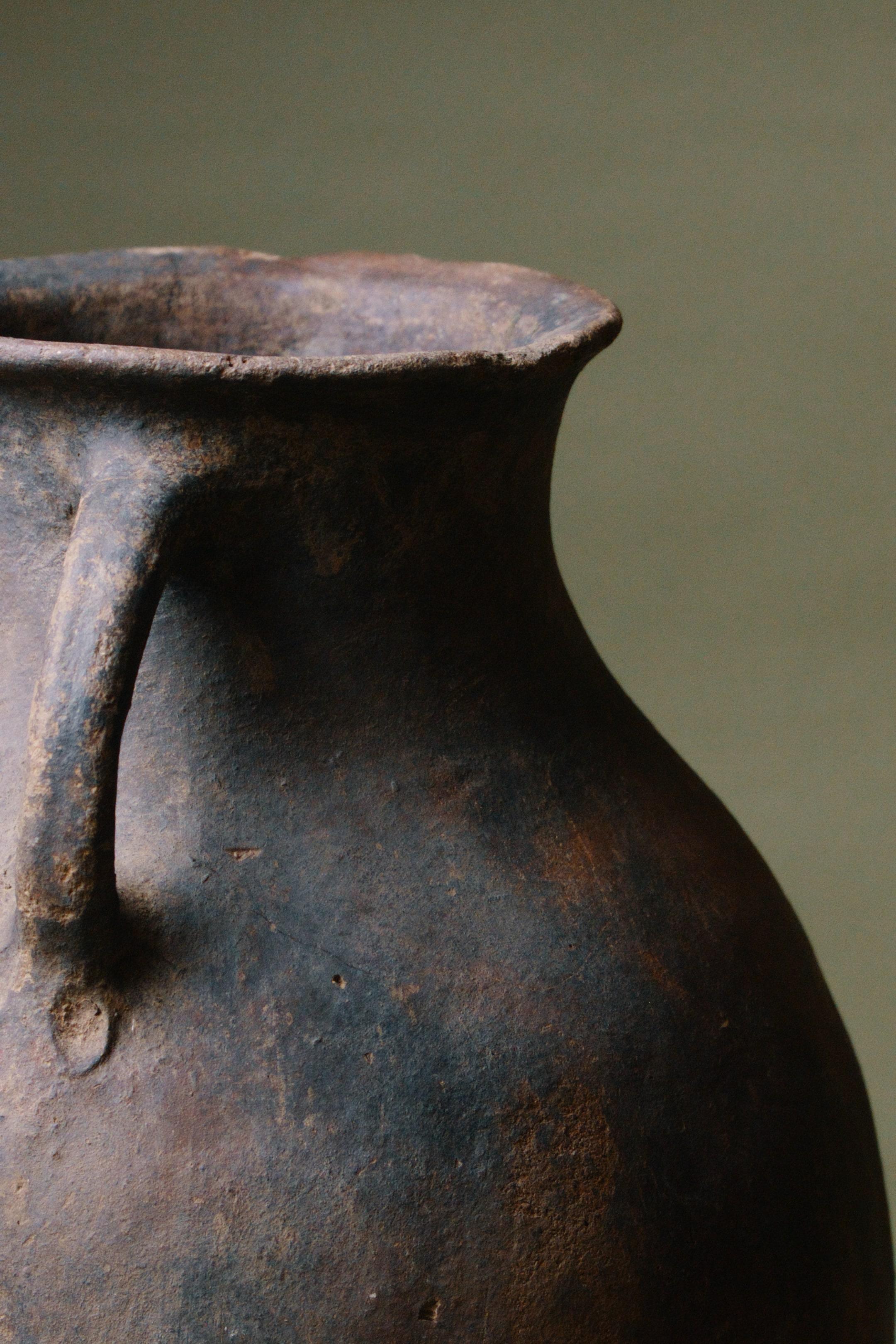 Cotto Vaso ad Amphora in terra battuta lavorato a mano in vendita