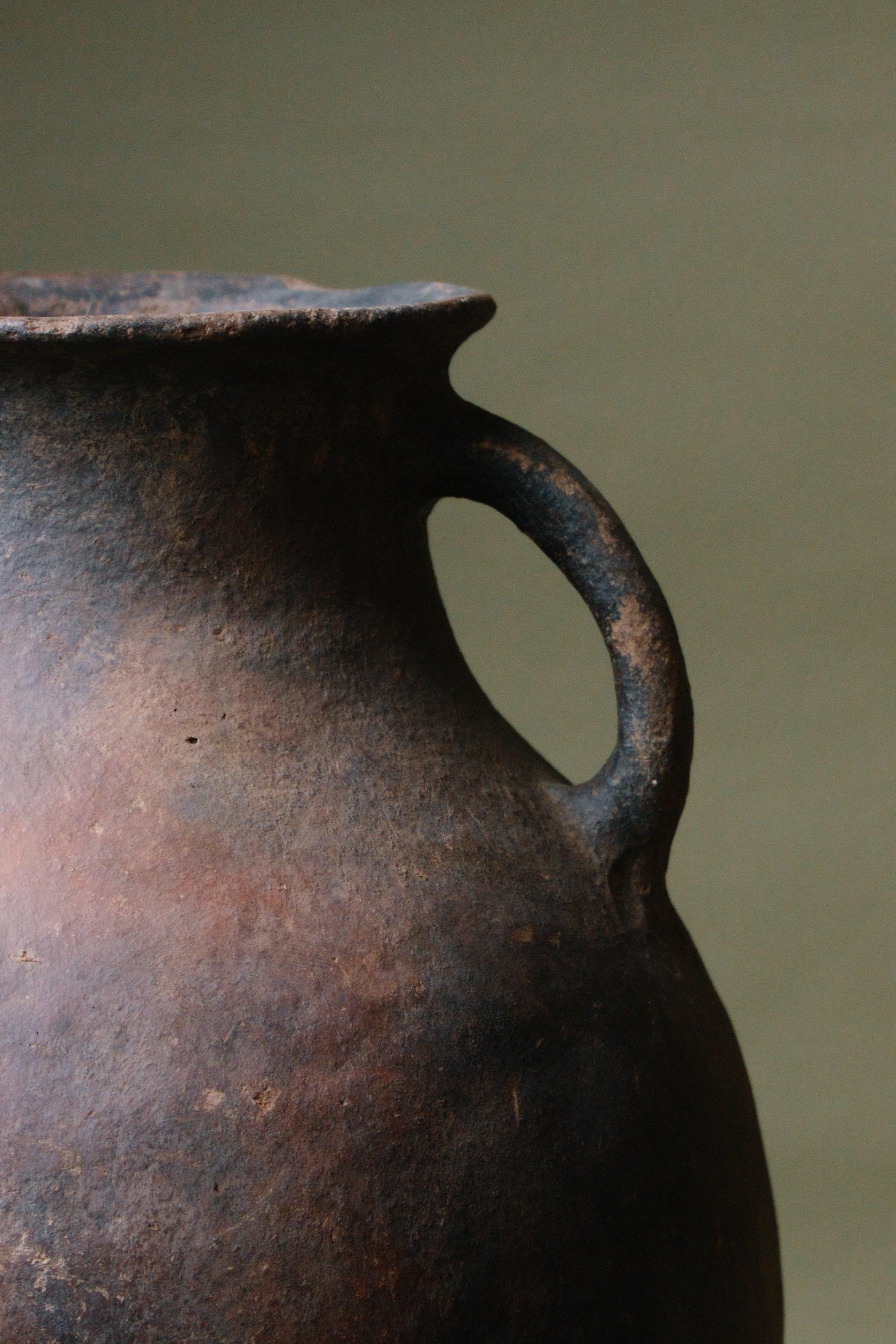 Vaso ad Amphora in terra battuta lavorato a mano in vendita 1