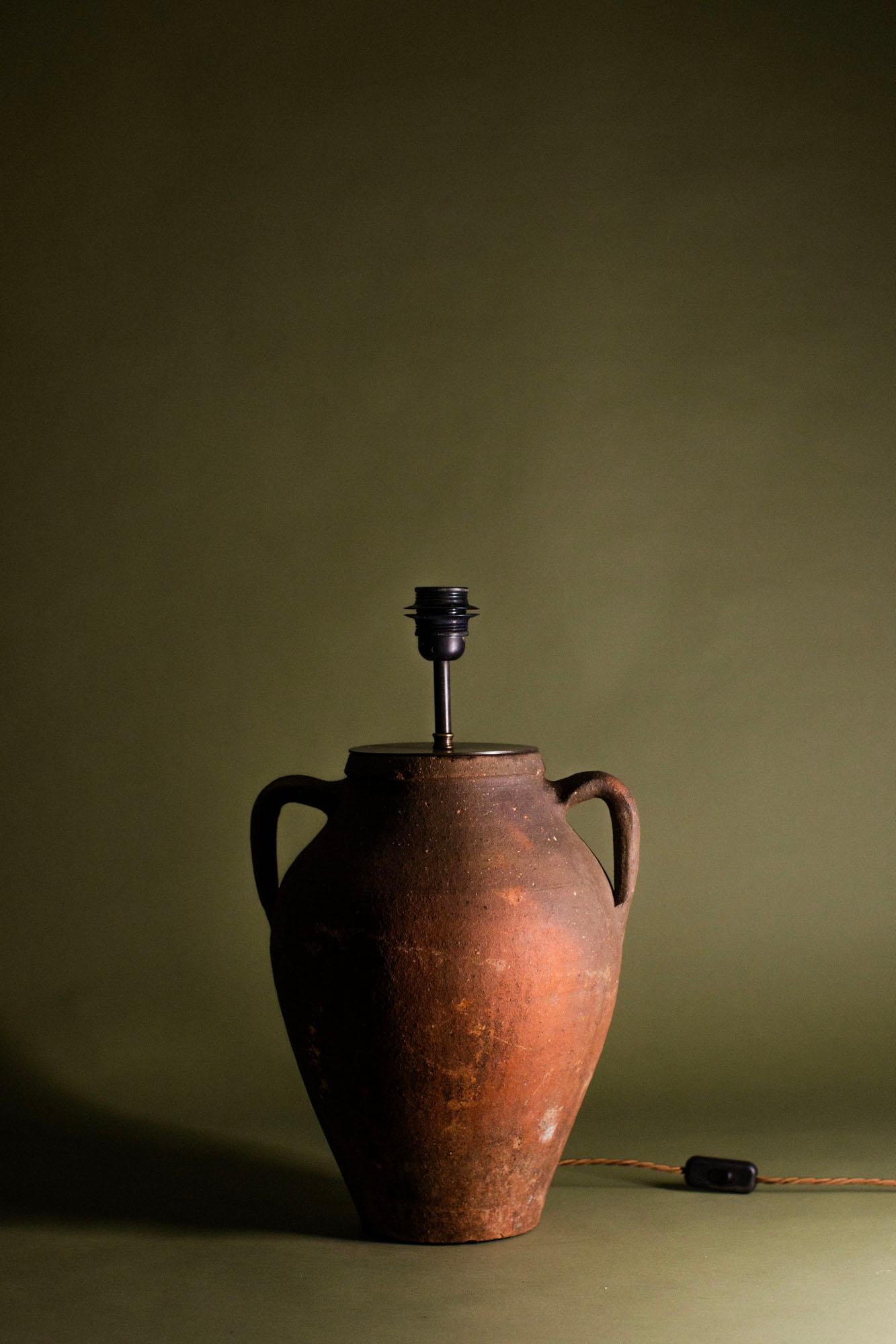 Primitif Lampe de table rustique en terre cuite turque, fabriquée à la main, 20e siècle en vente