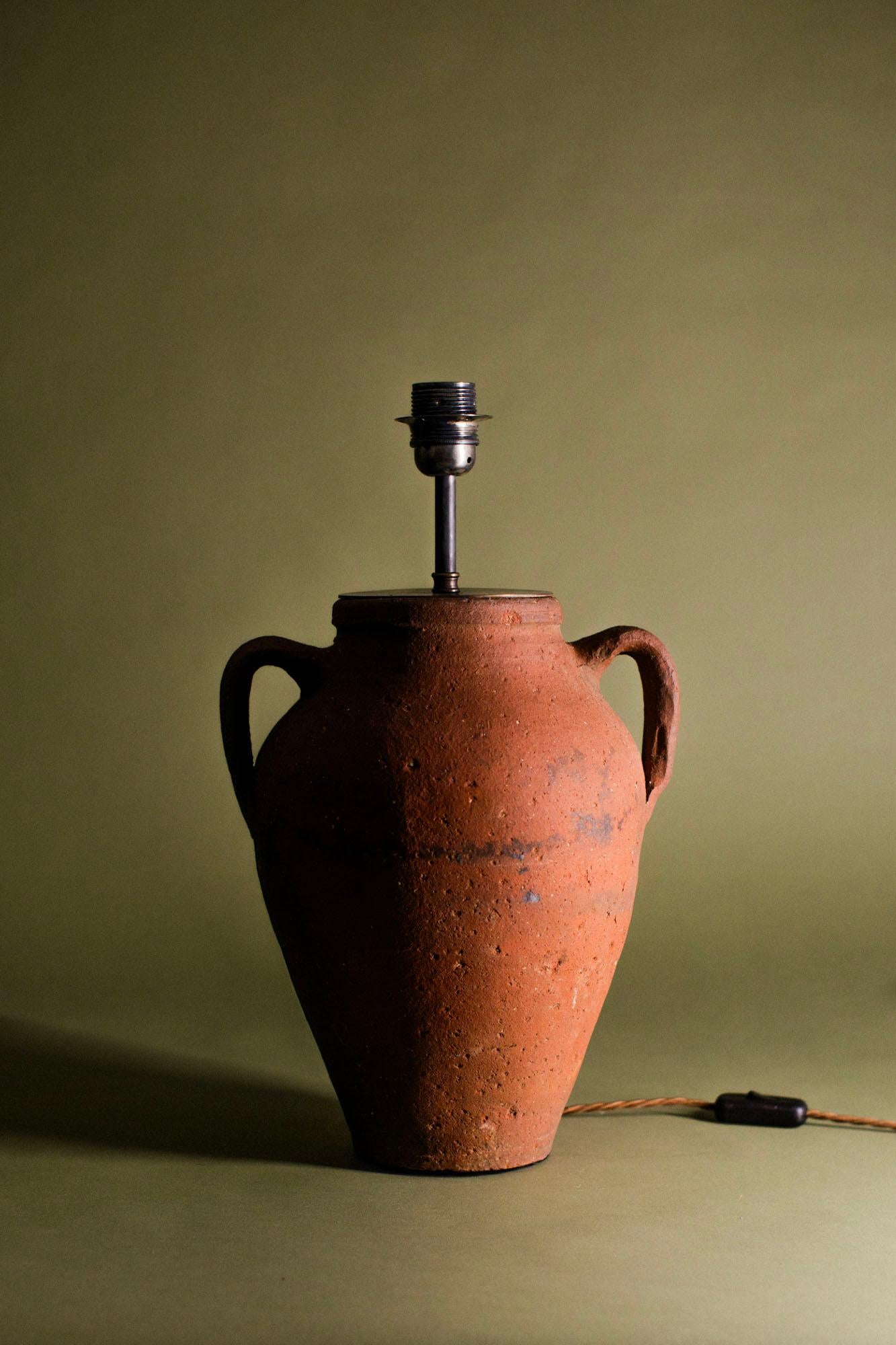 Turc Lampe de table rustique en terre cuite turque, fabriquée à la main, 20e siècle en vente