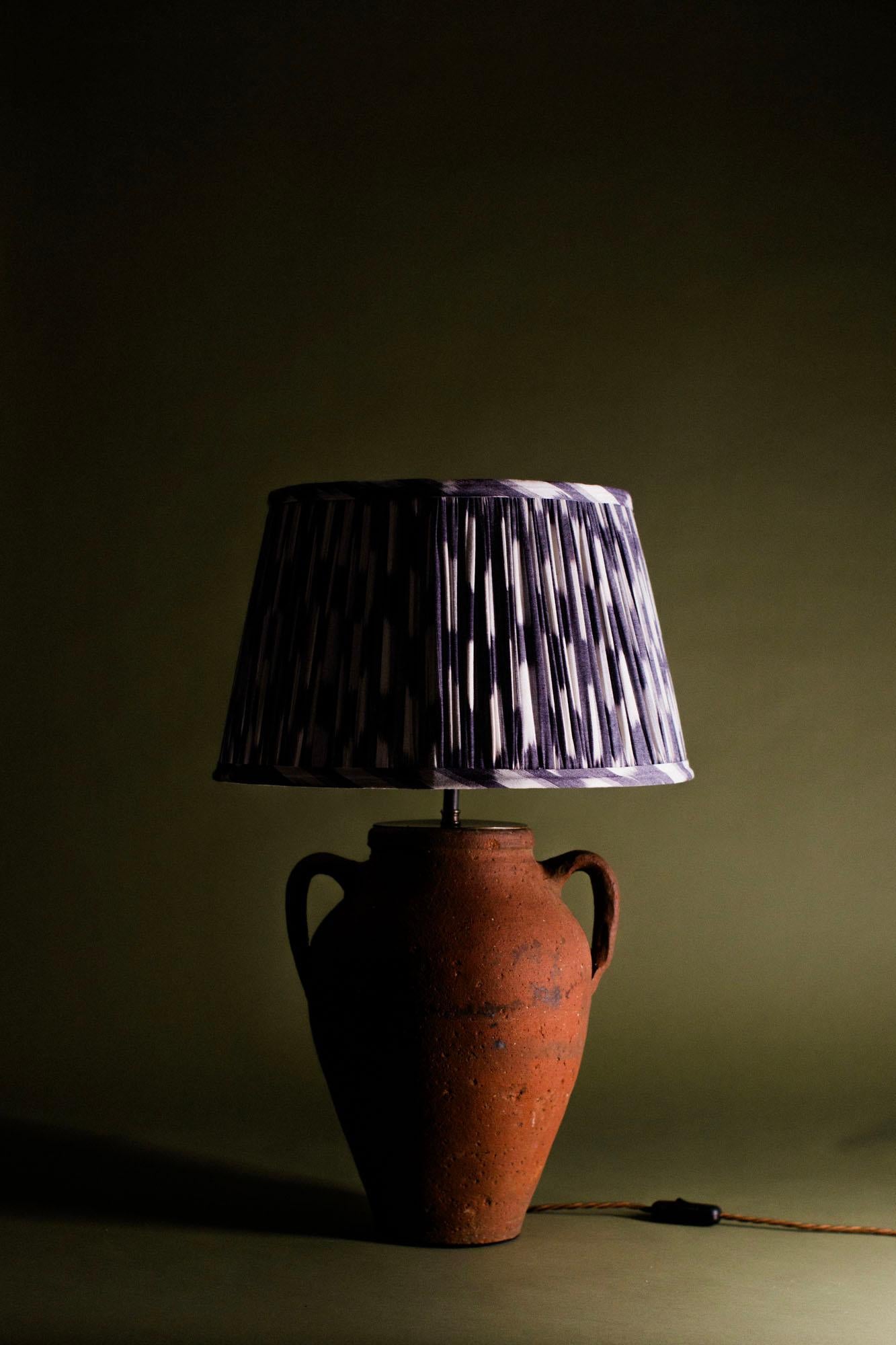 Sculpté à la main Lampe de table rustique en terre cuite turque, fabriquée à la main, 20e siècle en vente