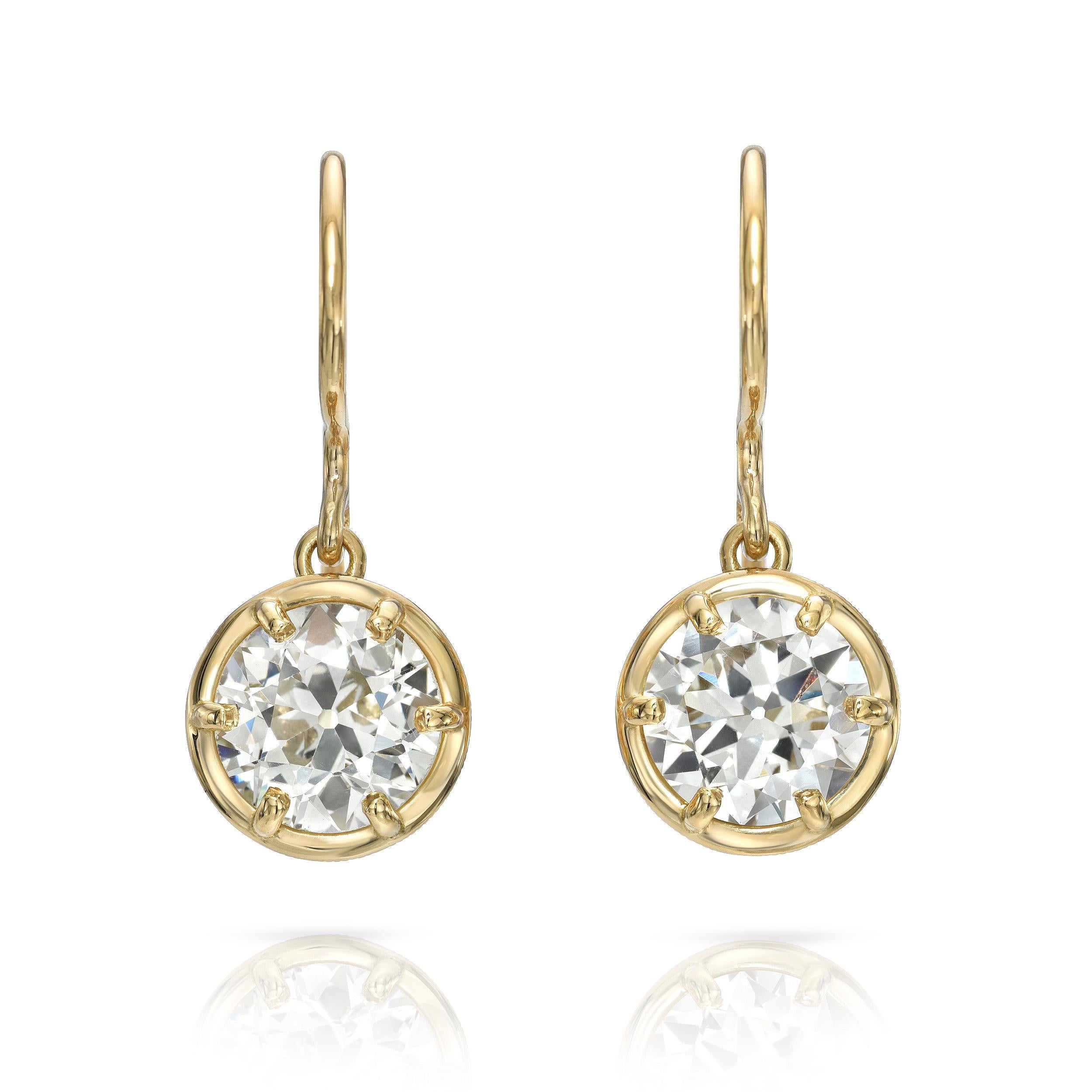 3,21 ct N-P/VS1-VS2 GIA-zertifizierte Diamanten im alten europäischen Schliff in handgefertigten, gravierten Ohrringen aus 18 Karat Gelbgold gefasst.