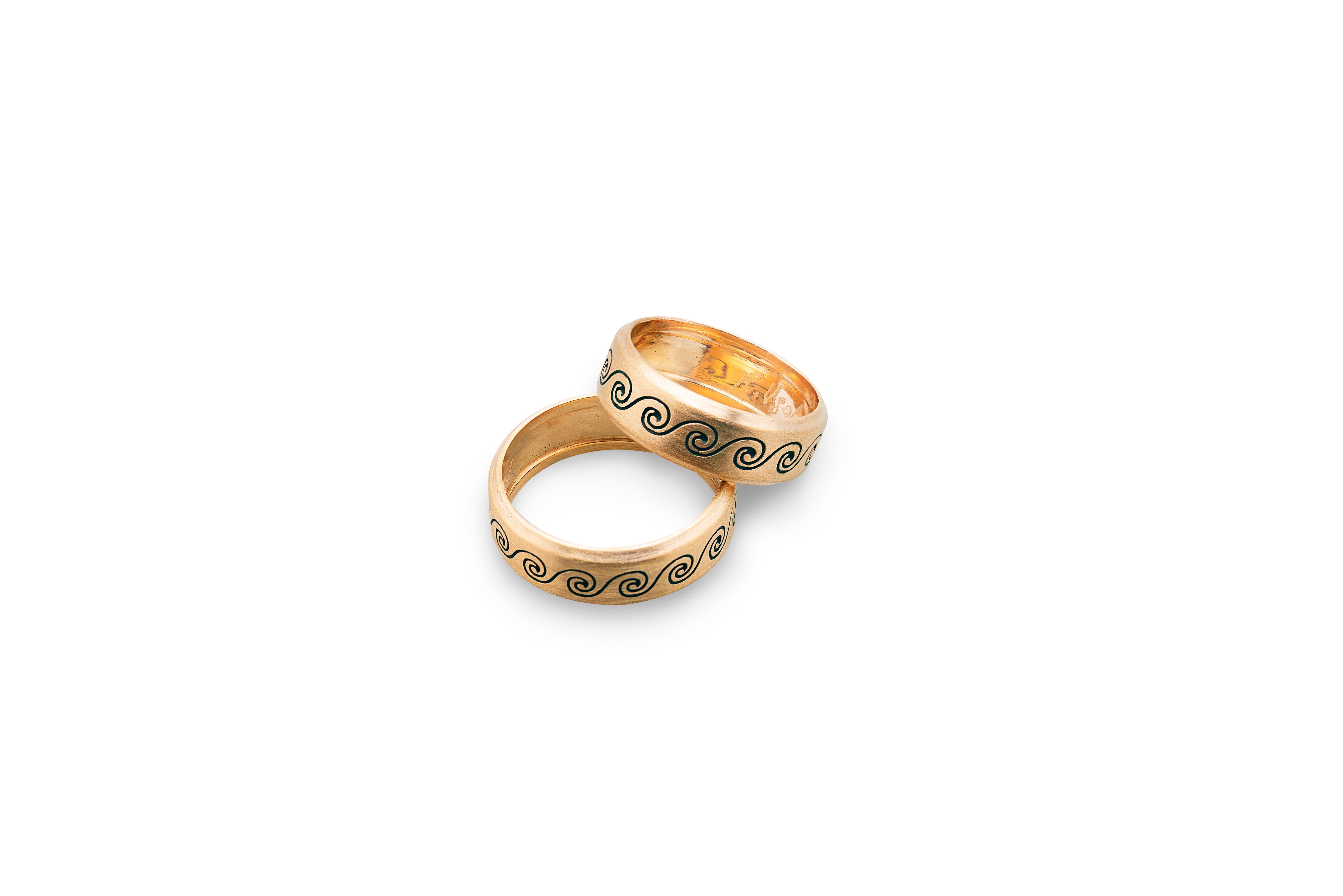 Artisan Handcrafted Satin 18 Karat Yellow Gold Wave Men's Design Ring For Sale