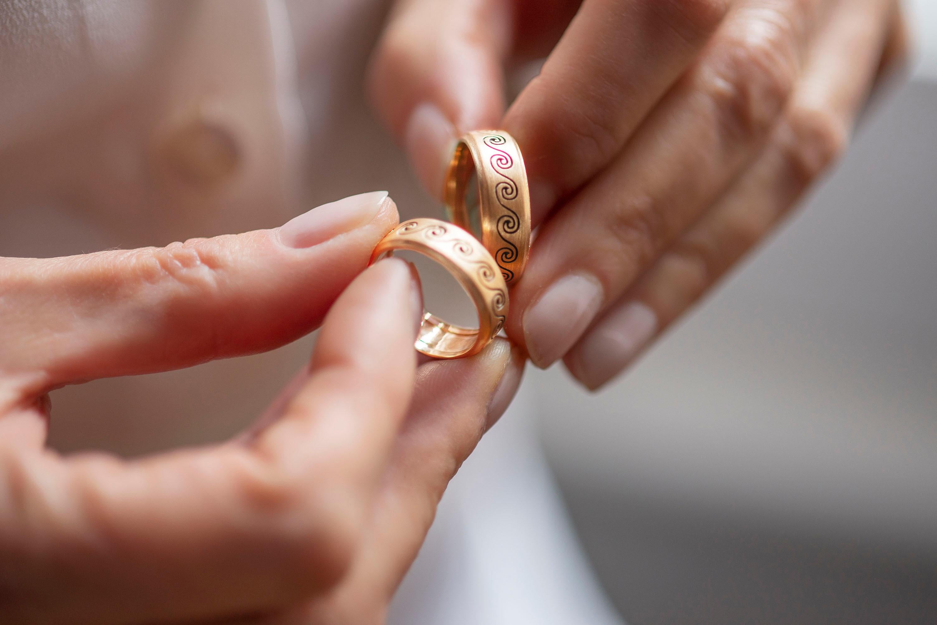 Anillo Artesanal Satinado de Oro Amarillo de 18 Kilates Ola de Diseño Unisex Hecho a Mano en Nuevo estado para la venta en Rome, IT
