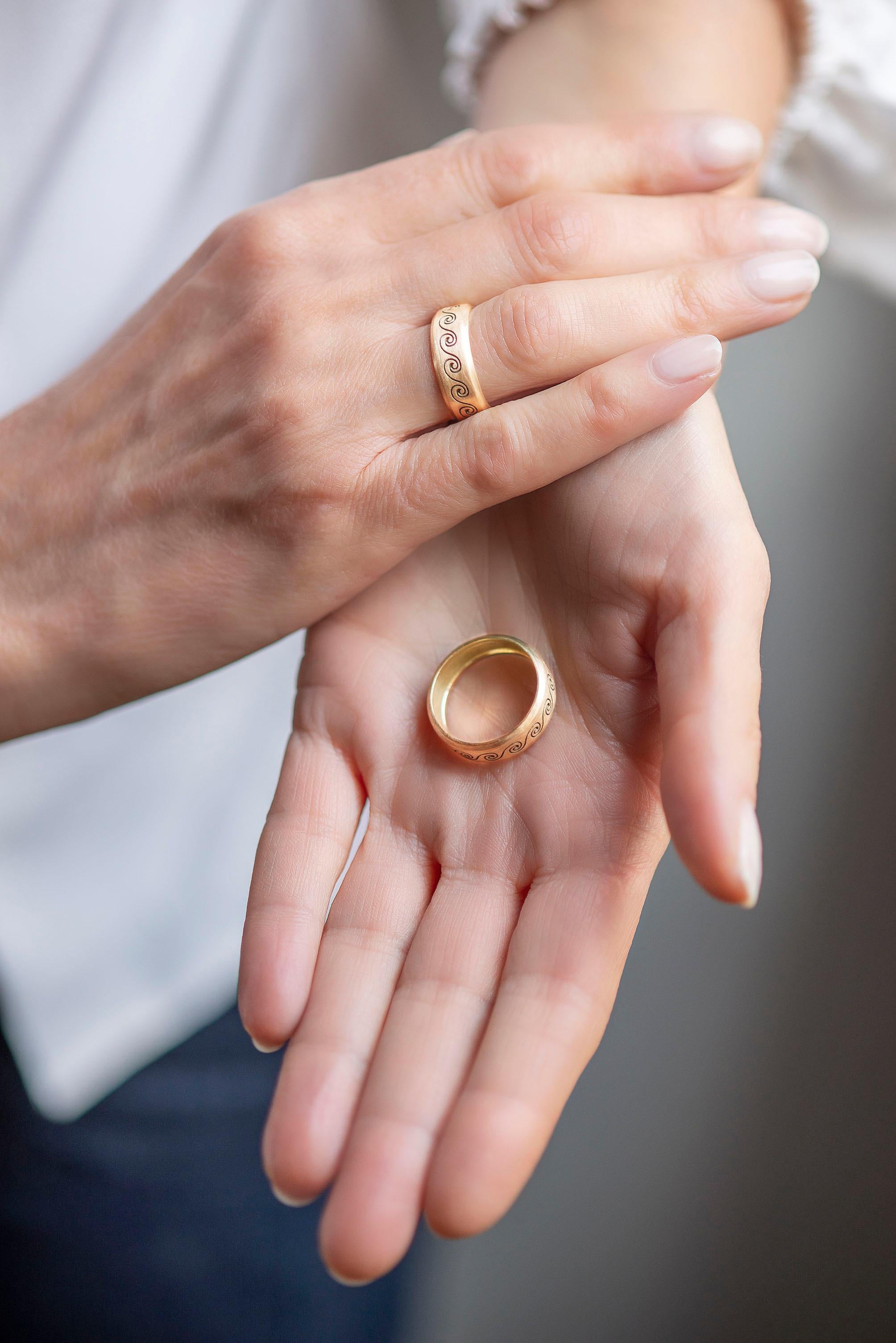 Anillo Artesanal Satinado de Oro Amarillo de 18 Kilates Ola de Diseño Unisex Hecho a Mano en venta 1