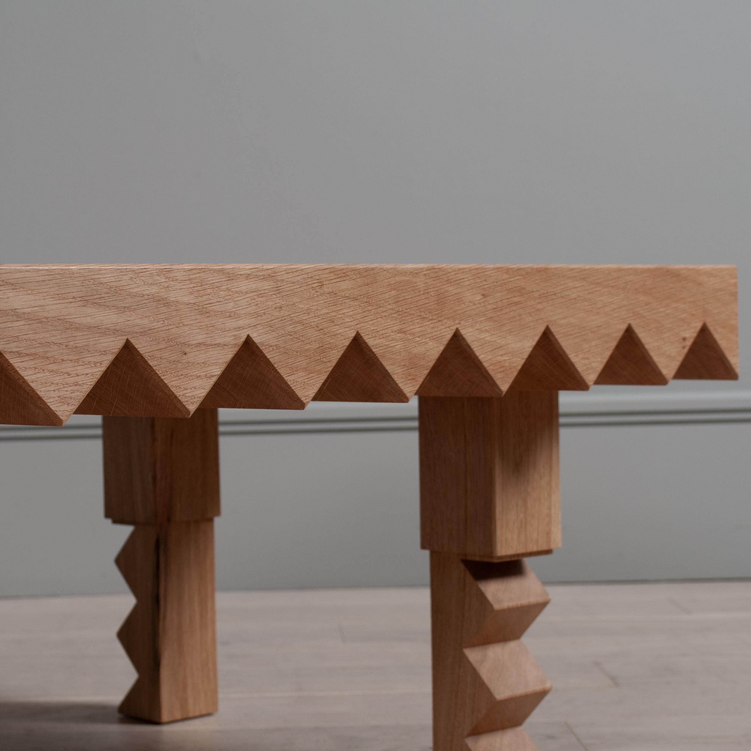 Anglais Table en dents de scie fabriquée à la main en vente