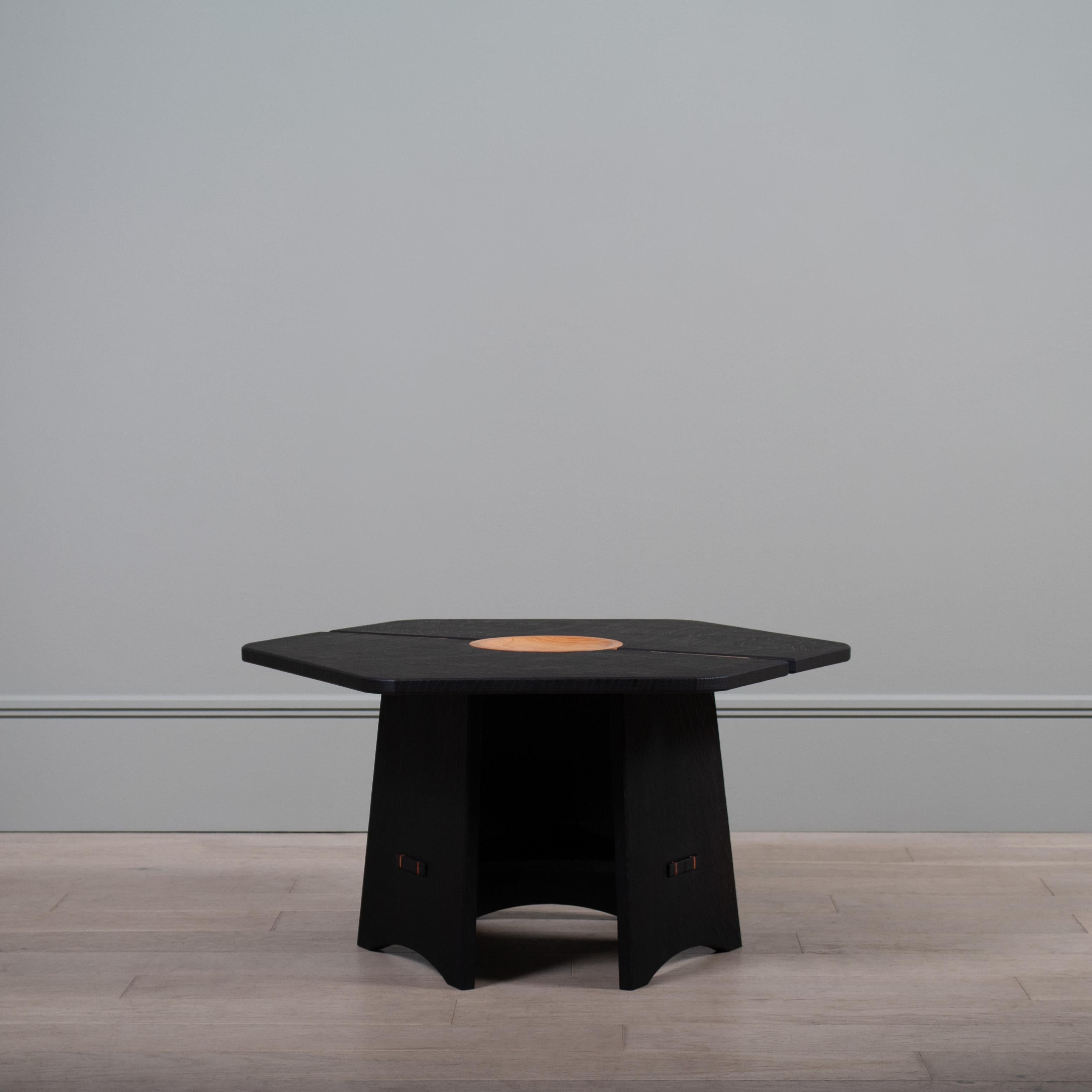 Table basse, table d'appoint, table centrale ou même table de nuit en chêne anglais brûlé, fabriquée à la main.
Inspiré du mouvement Arts and Crafts, ce design contemporain saisissant peut s'adapter à de nombreux styles d'espaces intérieurs. Le