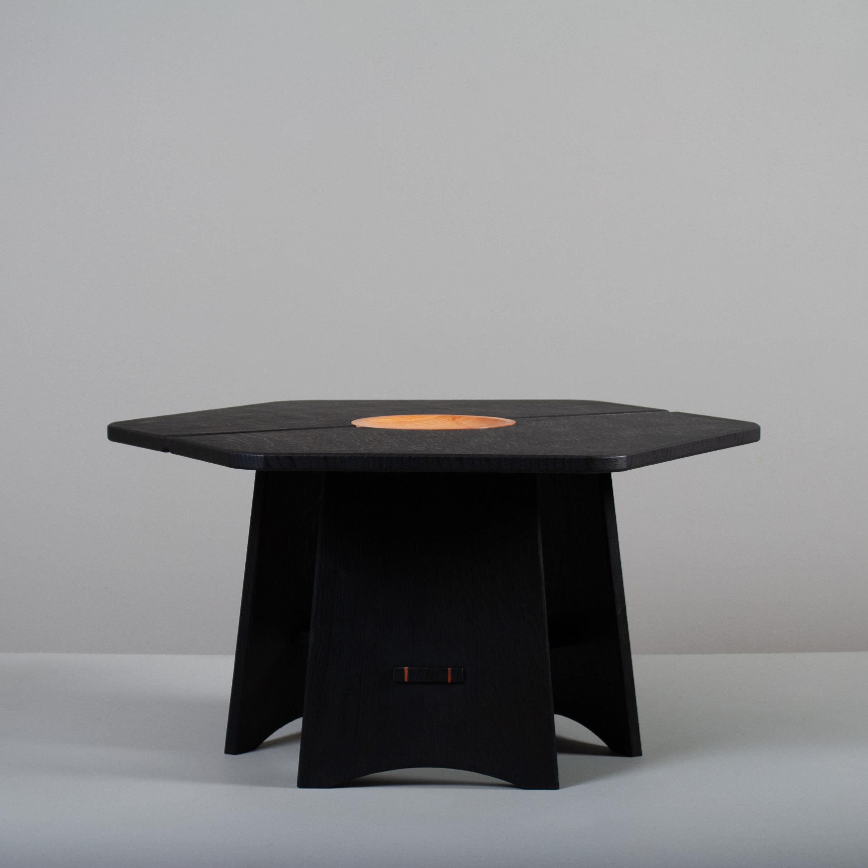 Moderne Table centrale en chêne noir et if, fabriquée à la main en vente