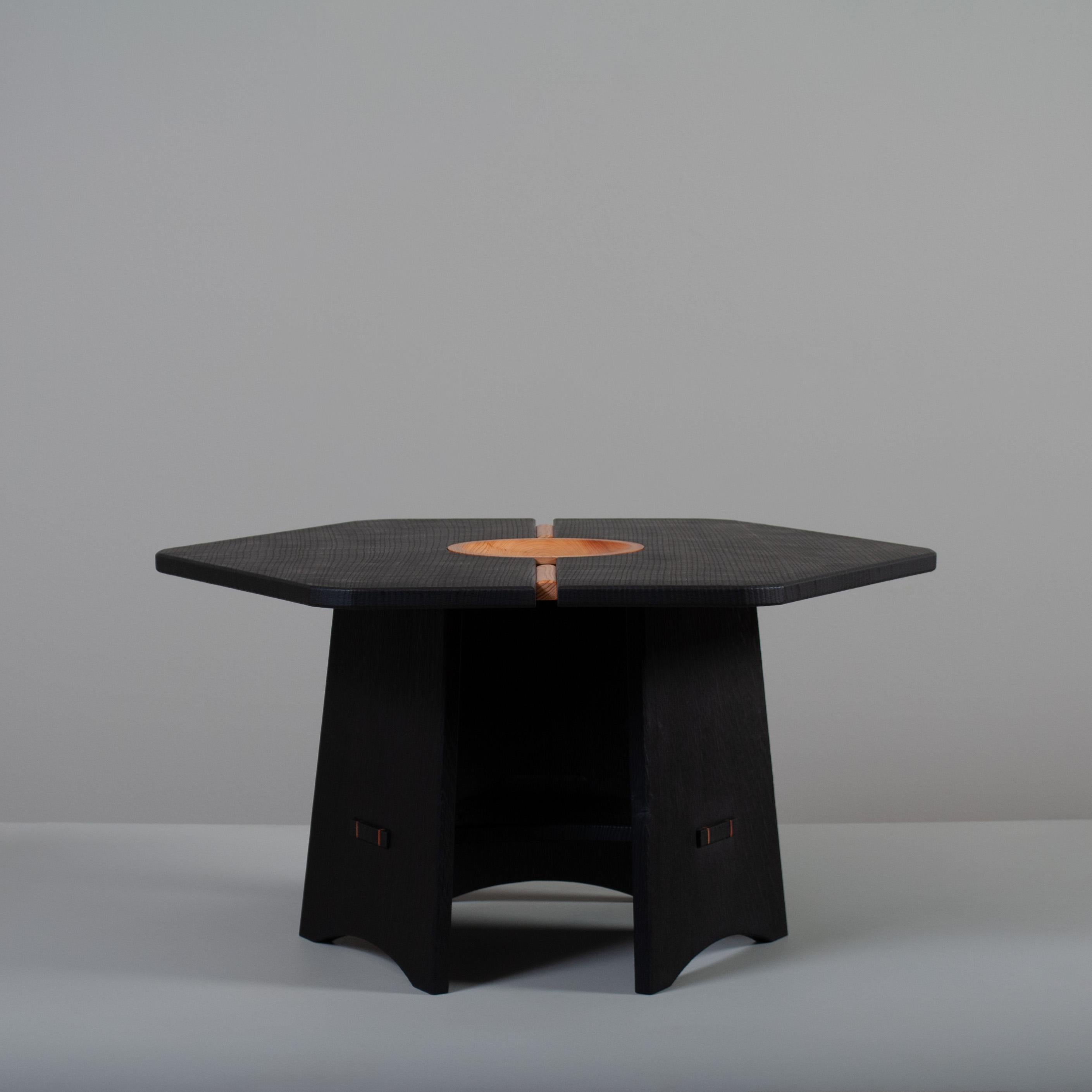 Fait main Table centrale en chêne noir et if, fabriquée à la main en vente