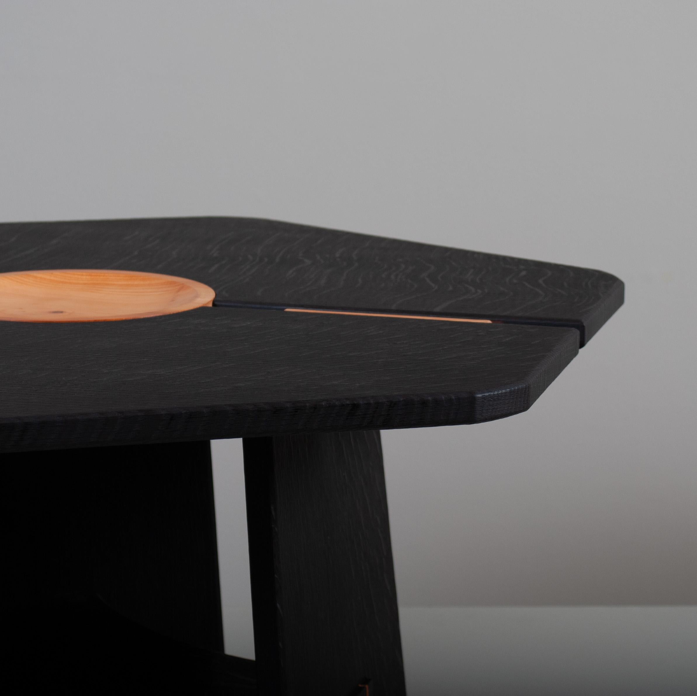 Table centrale en chêne noir et if, fabriquée à la main Neuf - En vente à London, GB