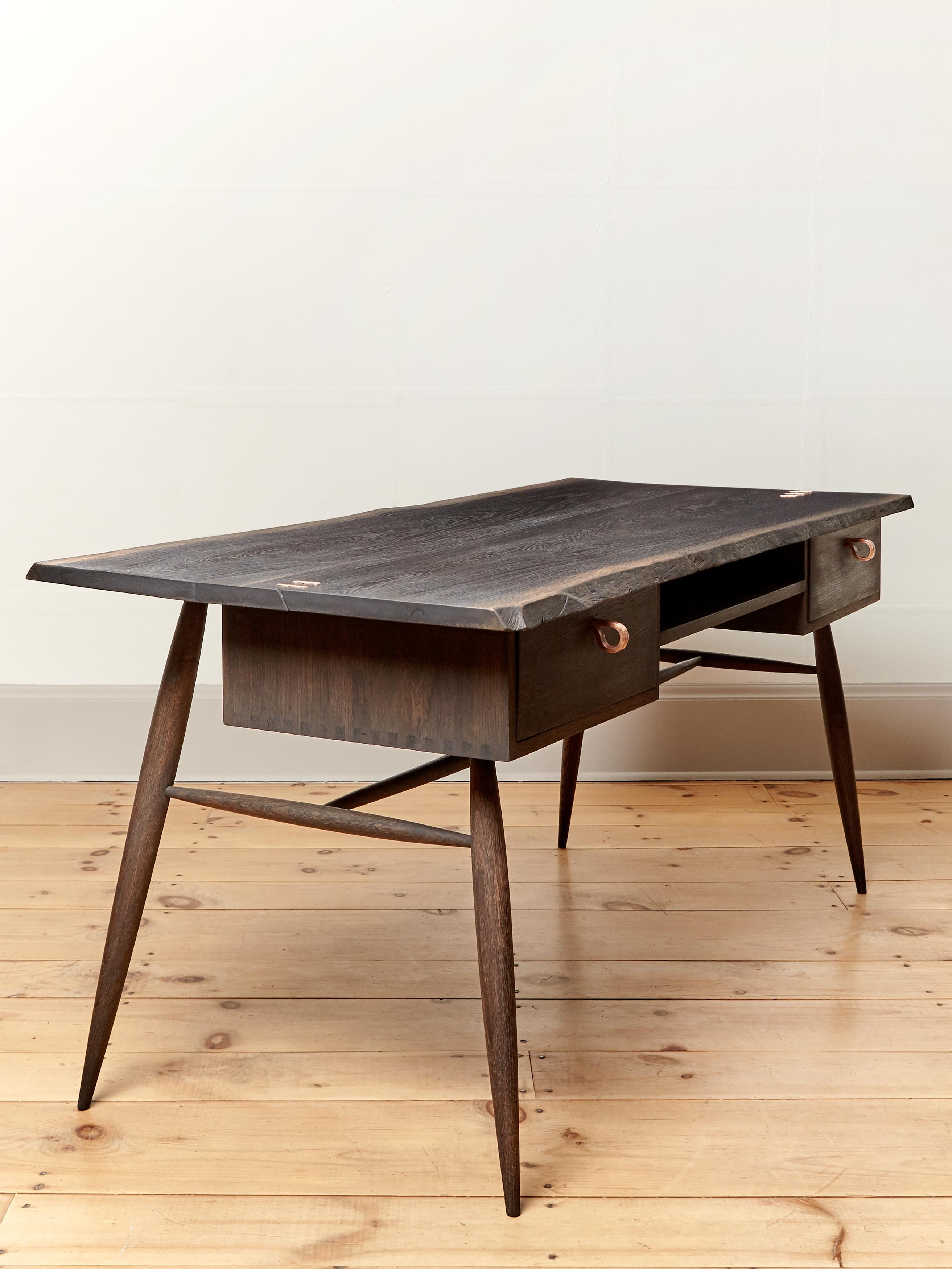 Americano Scrivania scultorea realizzata a mano in Oak Oak annerito con graffe in rame in vendita