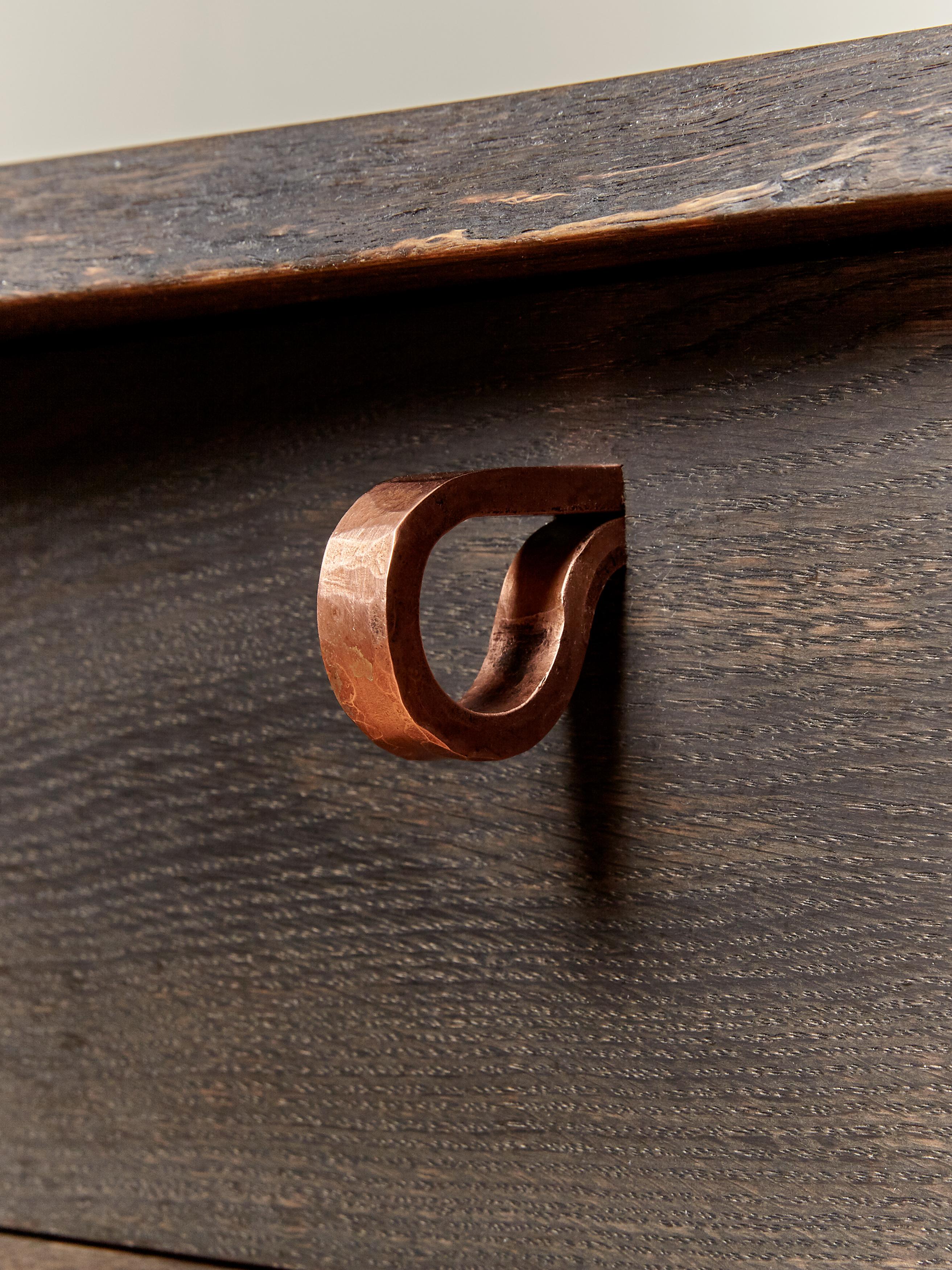 Annerito Scrivania scultorea realizzata a mano in Oak Oak annerito con graffe in rame in vendita