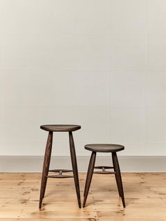 Tabouret court sculptural en chêne noirci, fabriqué à la main