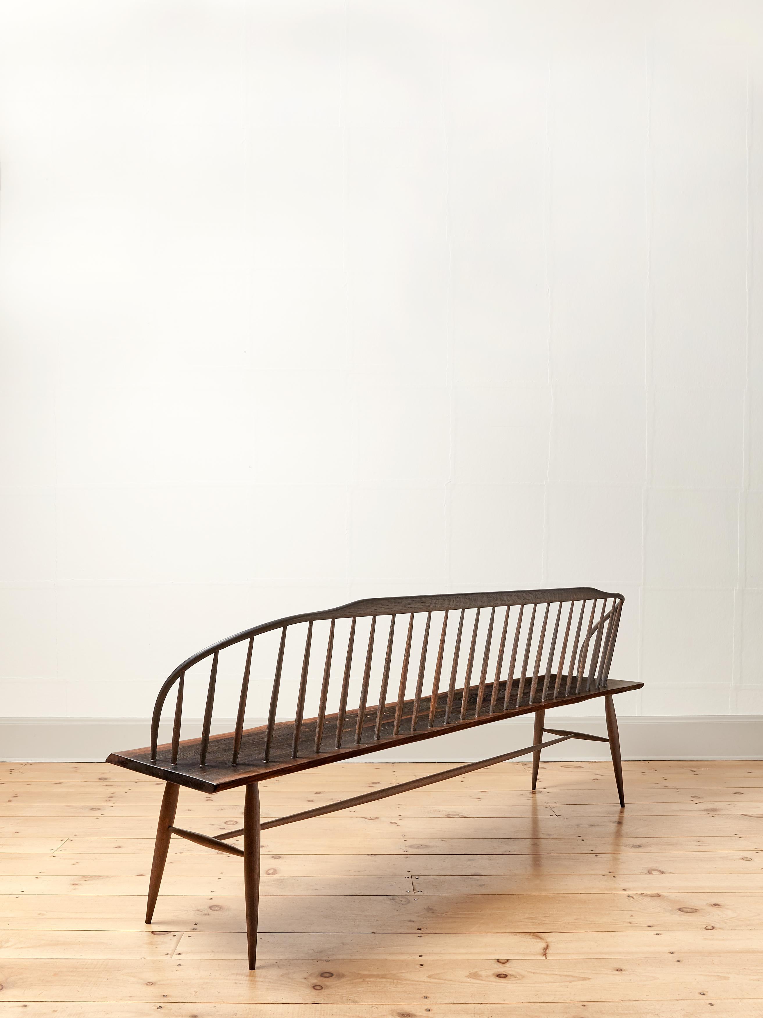 Organique Banc long sculptural en chêne noirci fabriqué à la main en vente