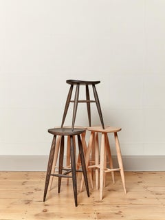 Taburete escultural artesanal de arce blanqueado para mostrador