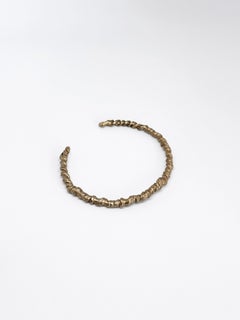 Bracciale scultoreo in bronzo ritorto, realizzato a mano
