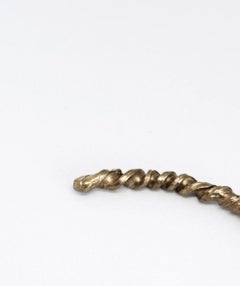 Bracciale scultoreo in bronzo ritorto, realizzato a mano