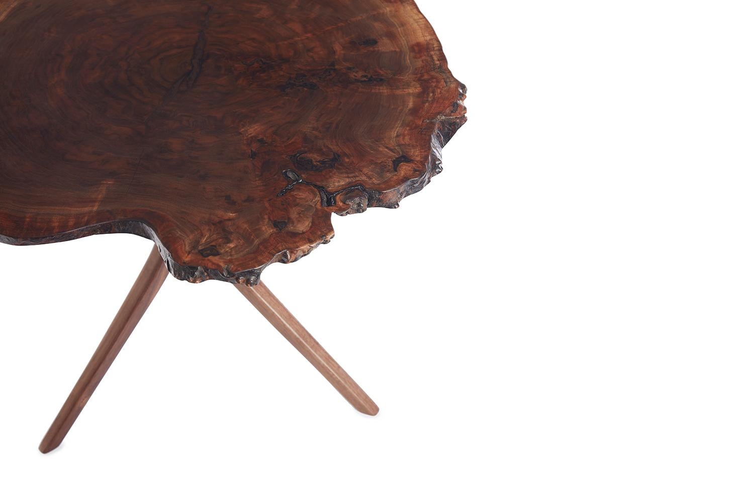 Organique Table d'extrémité sculpturale en broussin, fabriquée à la main, pieds tripodes pliés à la vapeur en vente