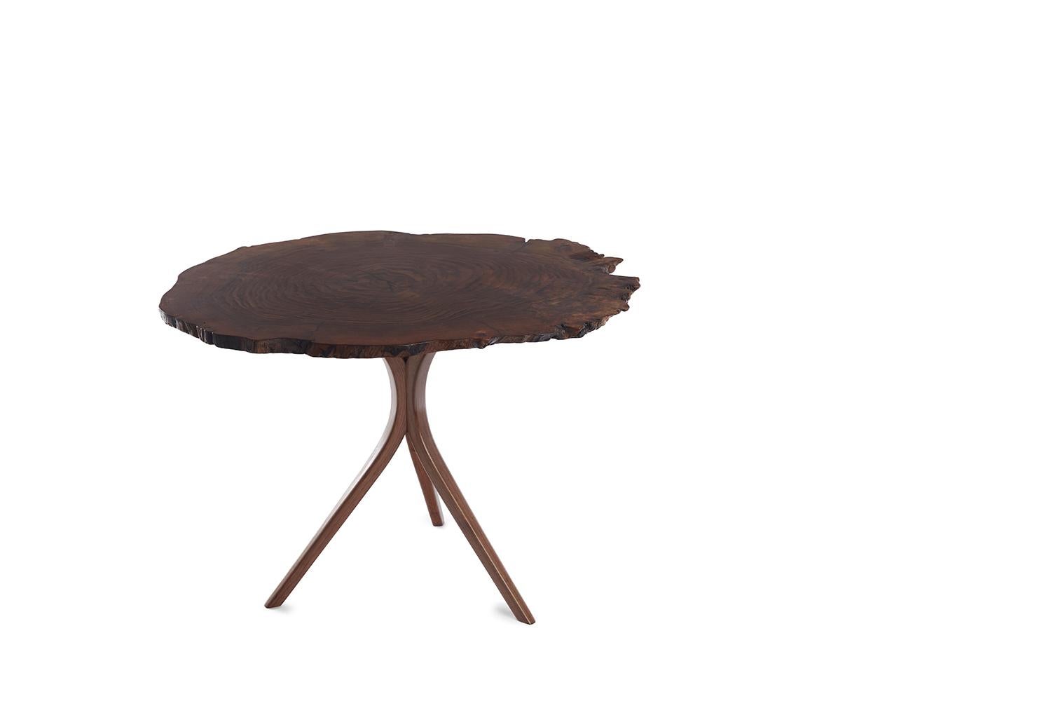 Américain Table d'extrémité sculpturale en broussin, fabriquée à la main, pieds tripodes pliés à la vapeur en vente