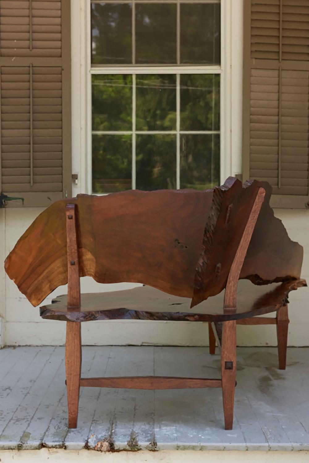 Nord-américain Chaise sculpturale unique en son genre en noyer à bords naturels, fabriquée à la main en vente