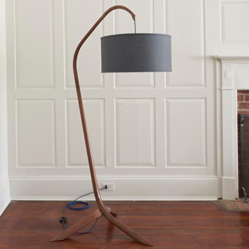 La lámpara de pie Willow aporta elegancia a tu habitación. El nogal tallado a mano se dobla con vapor para darle una forma elegante.  El cable está integrado para que no distraiga de su elegancia y la luz se enciende con un interruptor de pie.   La
