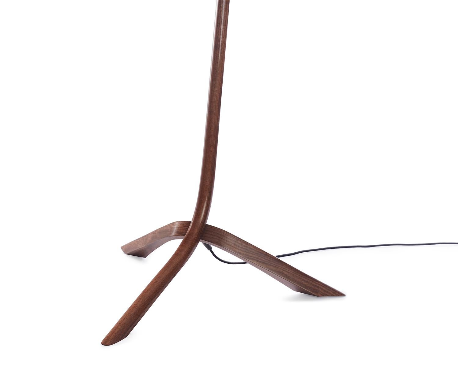 Americano Lampada a stelo scultorea in noce curvato a vapore realizzata a mano in vendita