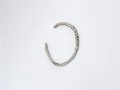 Pulsera brazalete retorcida de plata de ley escultórica hecha a mano