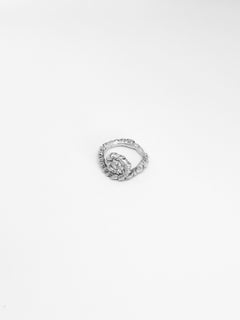Anello scultoreo in argento 925 lavorato a mano e ritorto