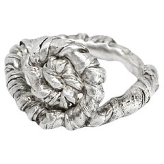 Anello scultoreo in argento 925 lavorato a mano e ritorto
