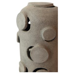 Jarrón de gres esculpido a mano con elementos geométricos en relieve