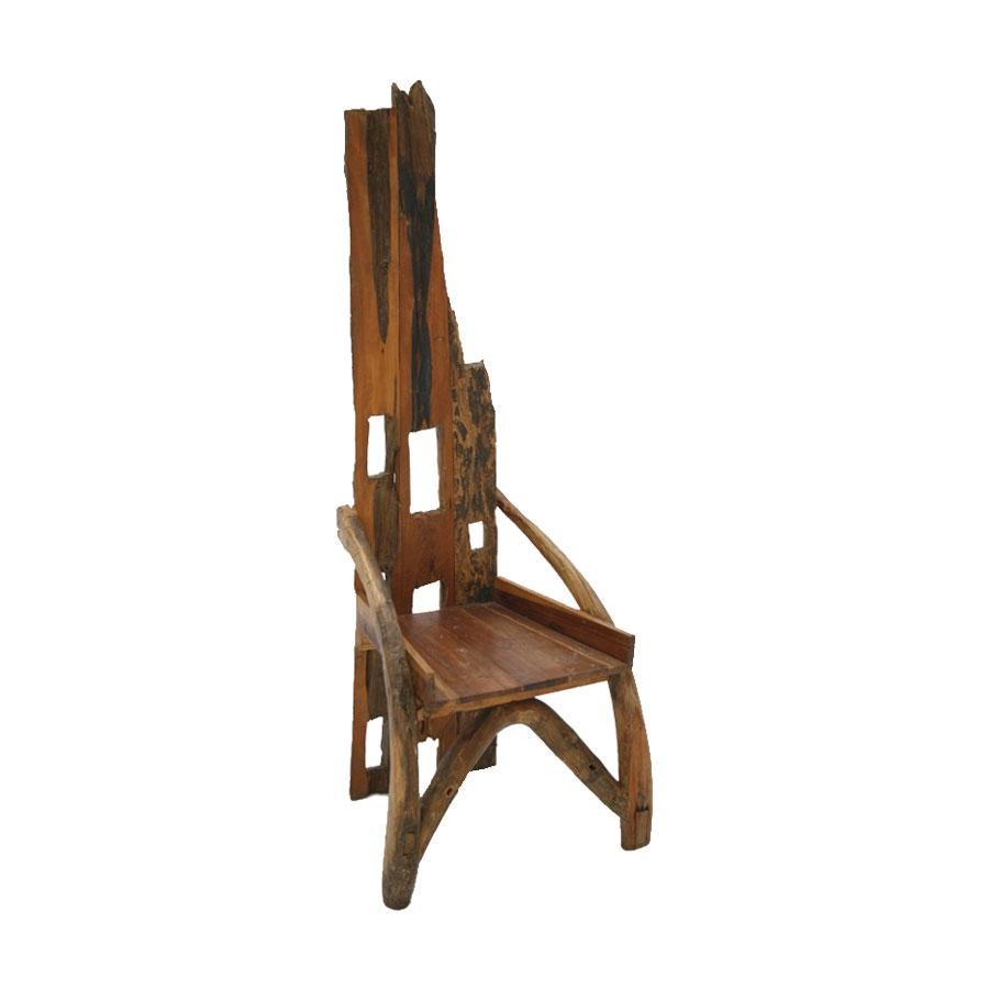 Chaise sculpturale en noyer et bois d'olivier avec accoudoir incurvé.
Travail artisanal réalisé avec les restes d'anciens outils agricoles en Allemagne dans les années 1920.
Il se compose d'un dossier spécialement haut avec des détails de trous