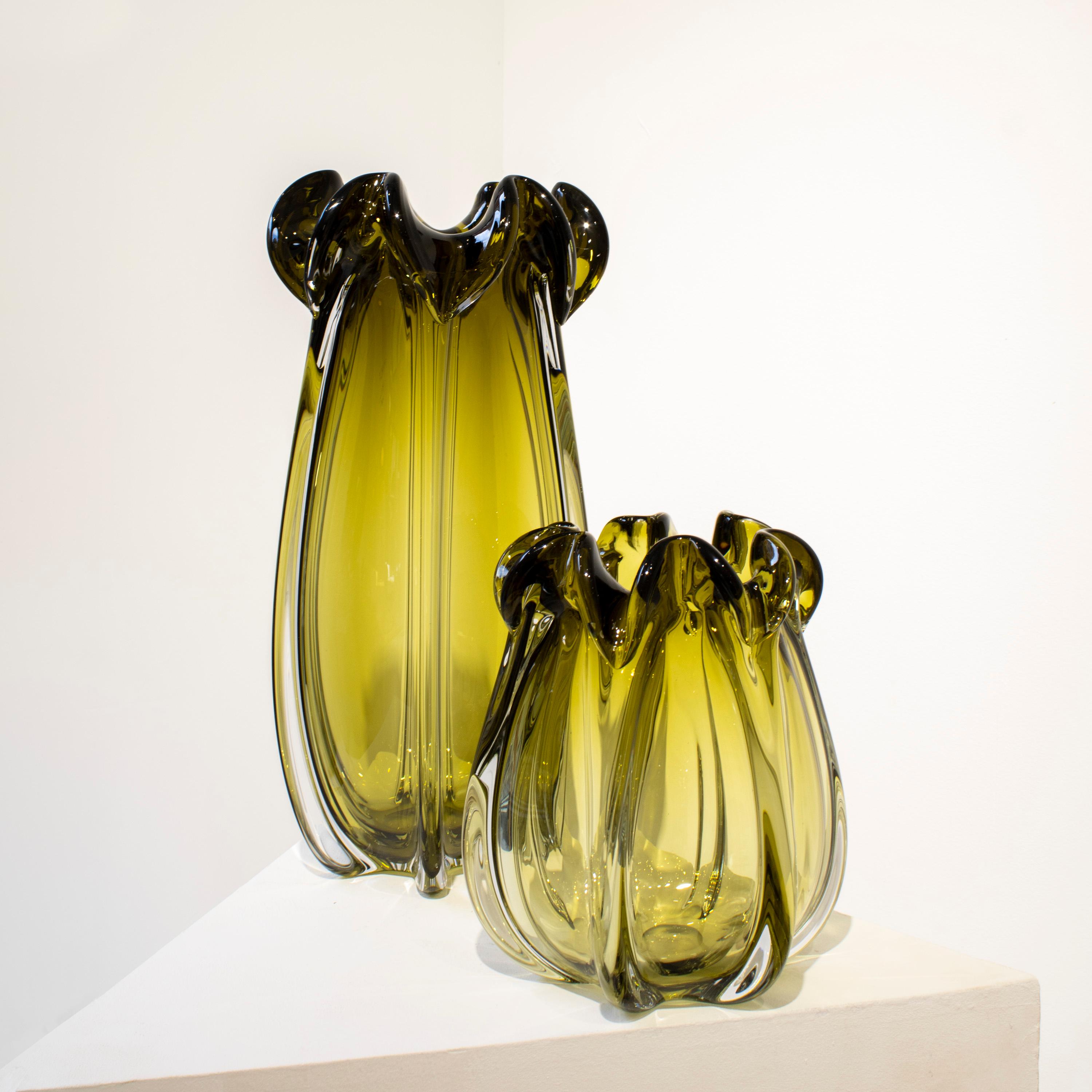 Handgefertigte halbtransparente Vase aus ambarfarbenem Glas, Italien, 2024 im Angebot 5