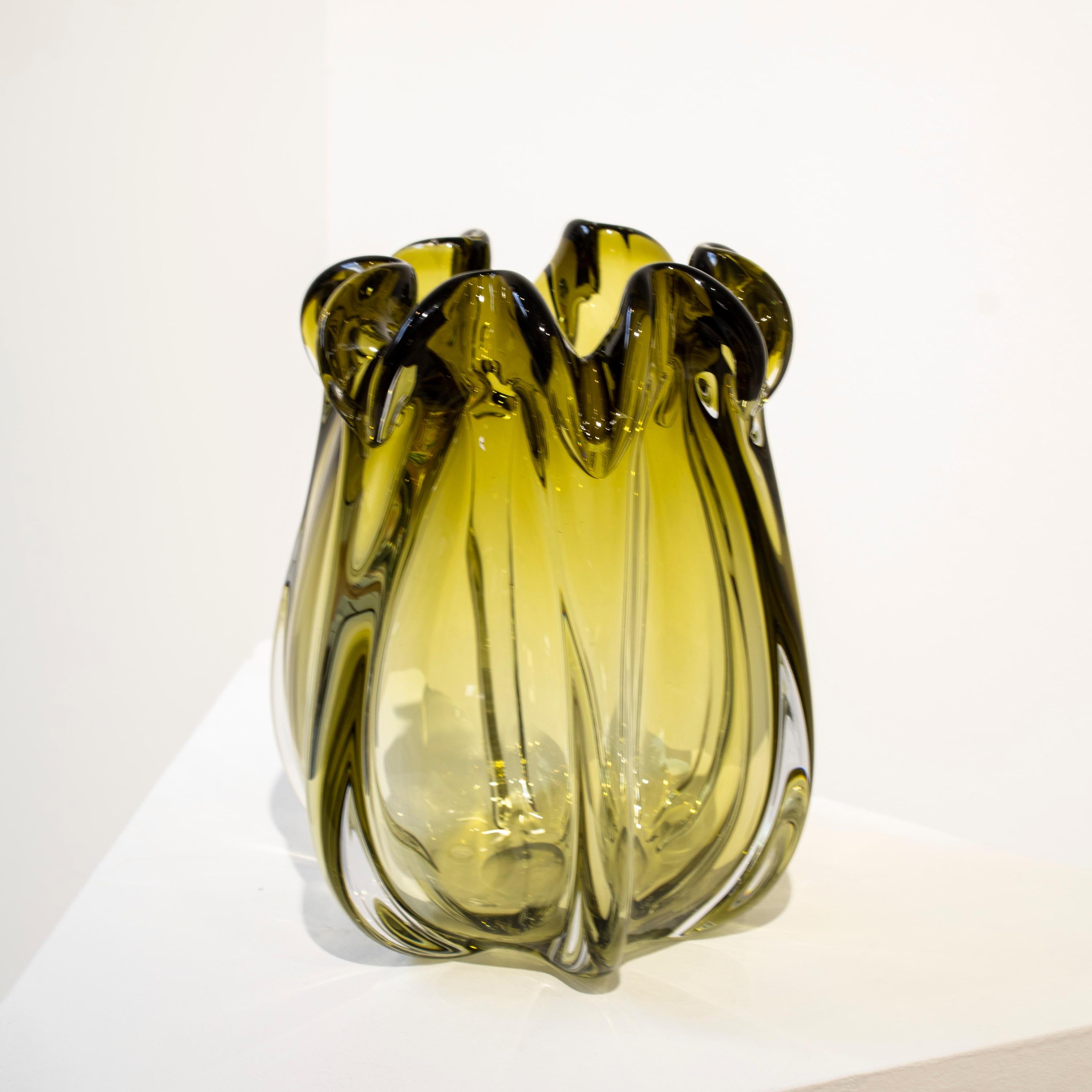 Handgefertigte halbtransparente Vase aus ambarfarbenem Glas, Italien, 2024 (Italienisch) im Angebot
