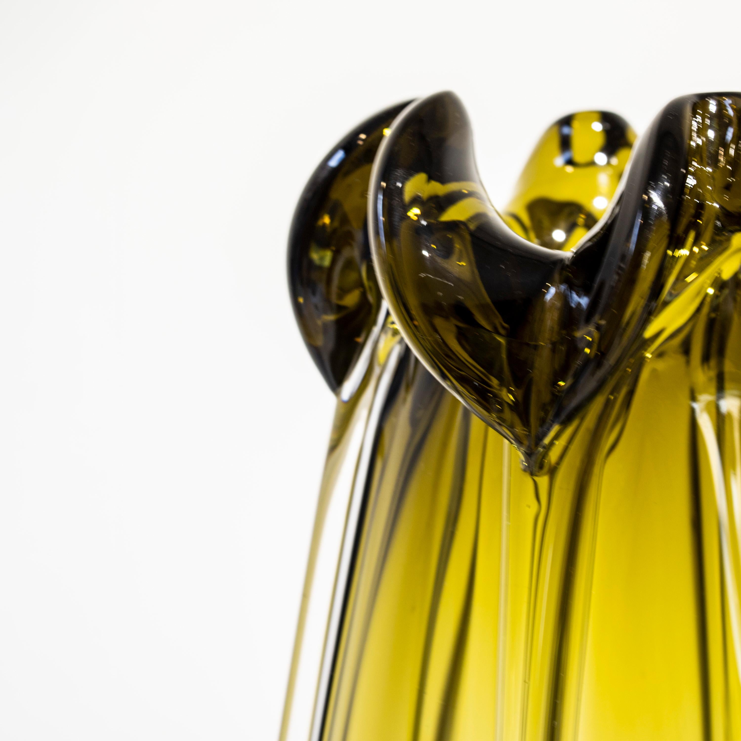 Handgefertigte halbtransparente Vase aus ambarfarbenem Glas, Italien, 2024 im Zustand „Gut“ im Angebot in Madrid, ES