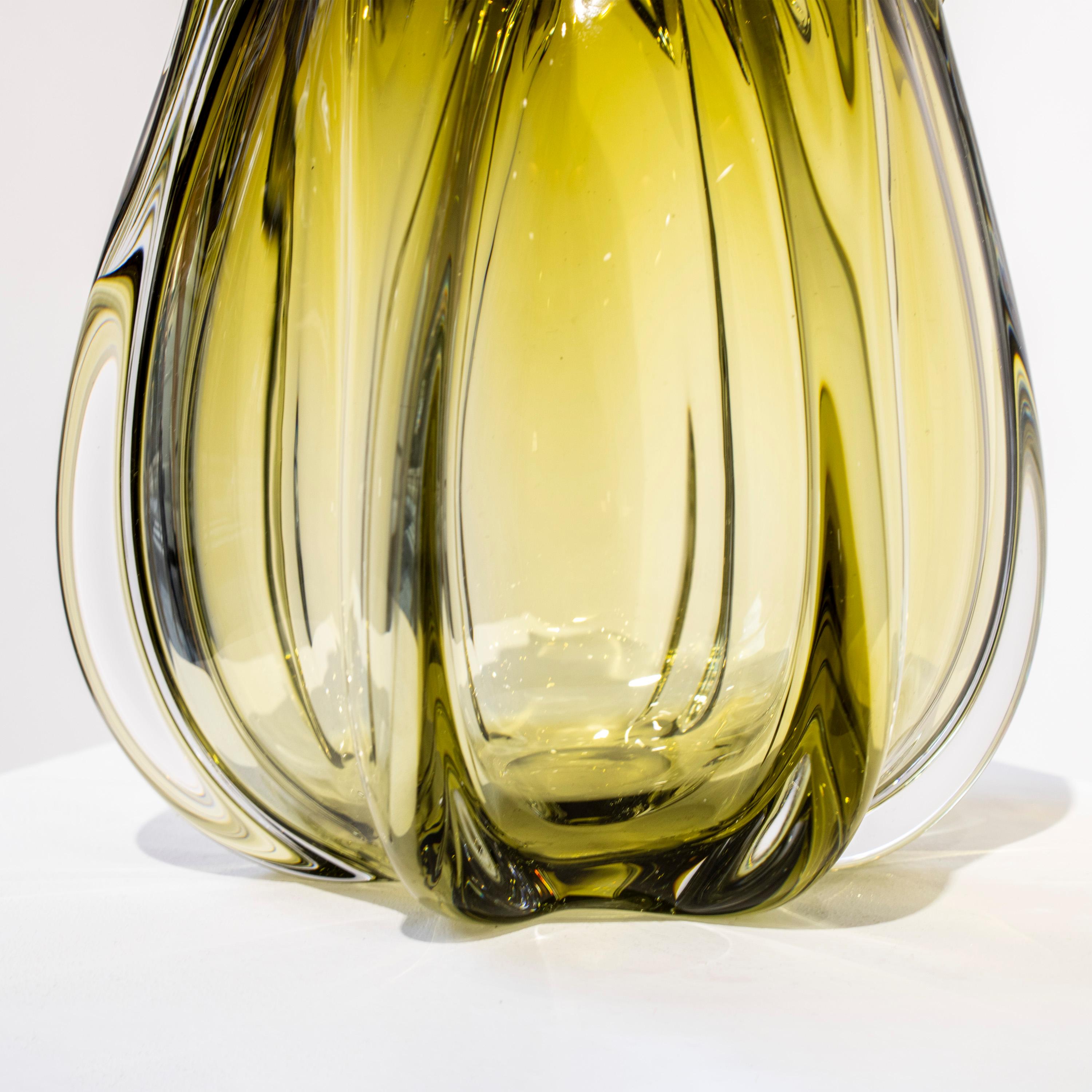 Handgefertigte halbtransparente Vase aus ambarfarbenem Glas, Italien, 2024 (21. Jahrhundert und zeitgenössisch) im Angebot
