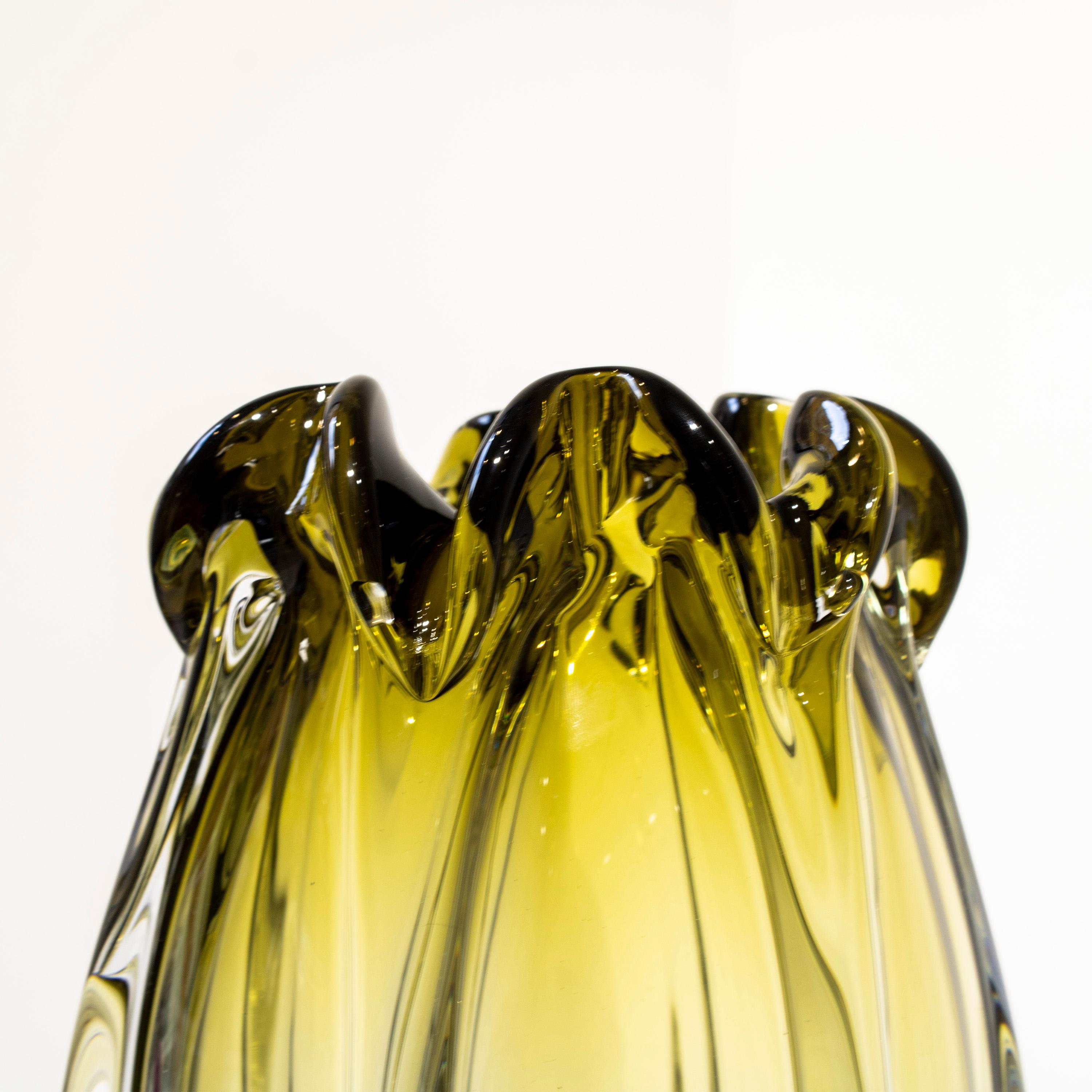 Handgefertigte halbtransparente Vase aus ambarfarbenem Glas, Italien, 2024 im Angebot 1