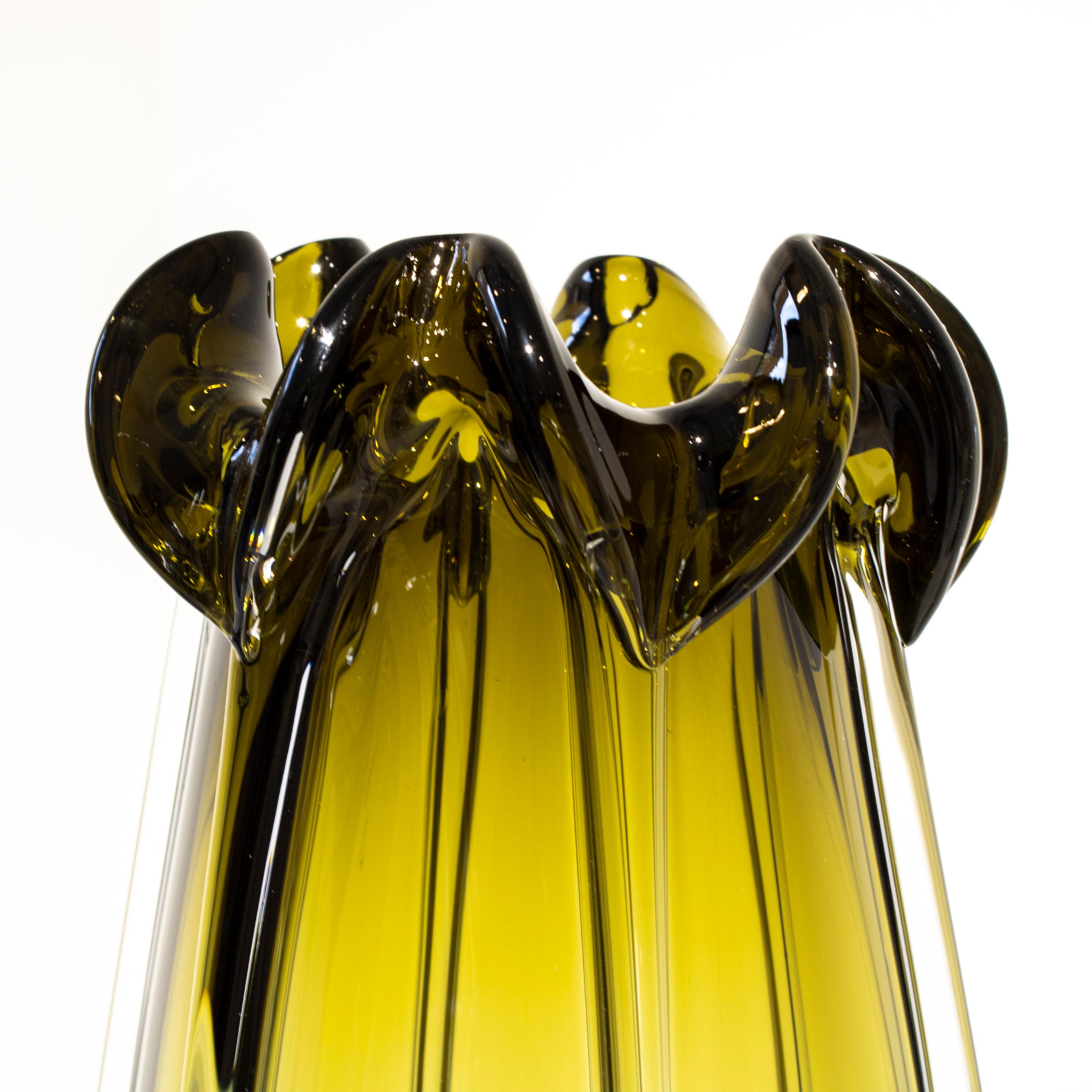 Handgefertigte halbtransparente Vase aus ambarfarbenem Glas, Italien, 2024 im Angebot 1
