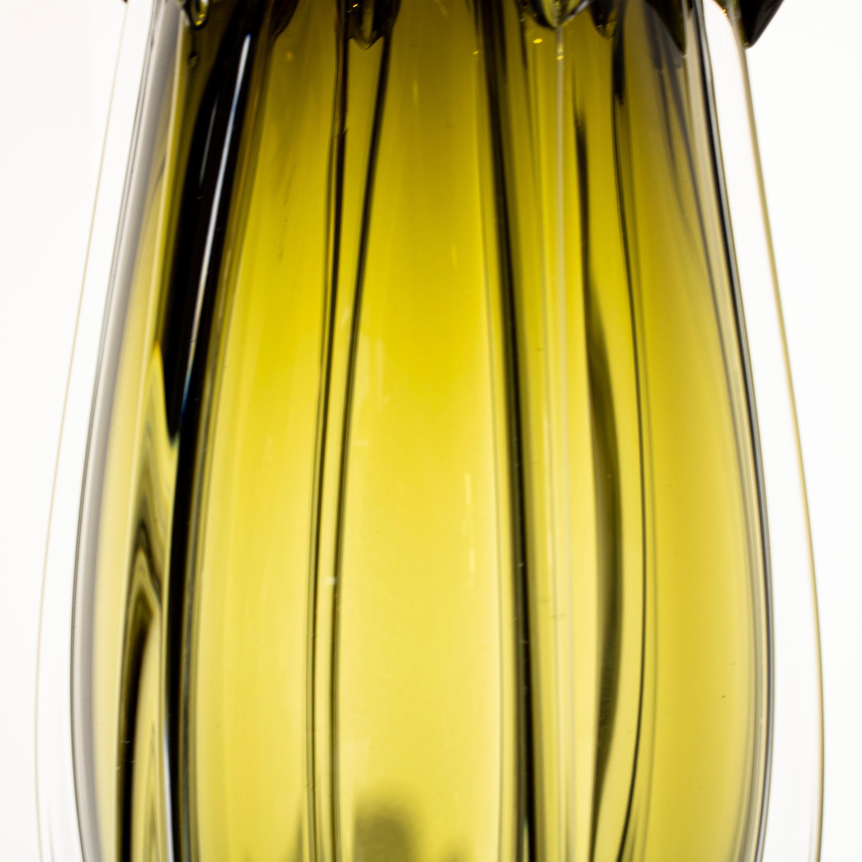 Handgefertigte halbtransparente Vase aus ambarfarbenem Glas, Italien, 2024 im Angebot 3