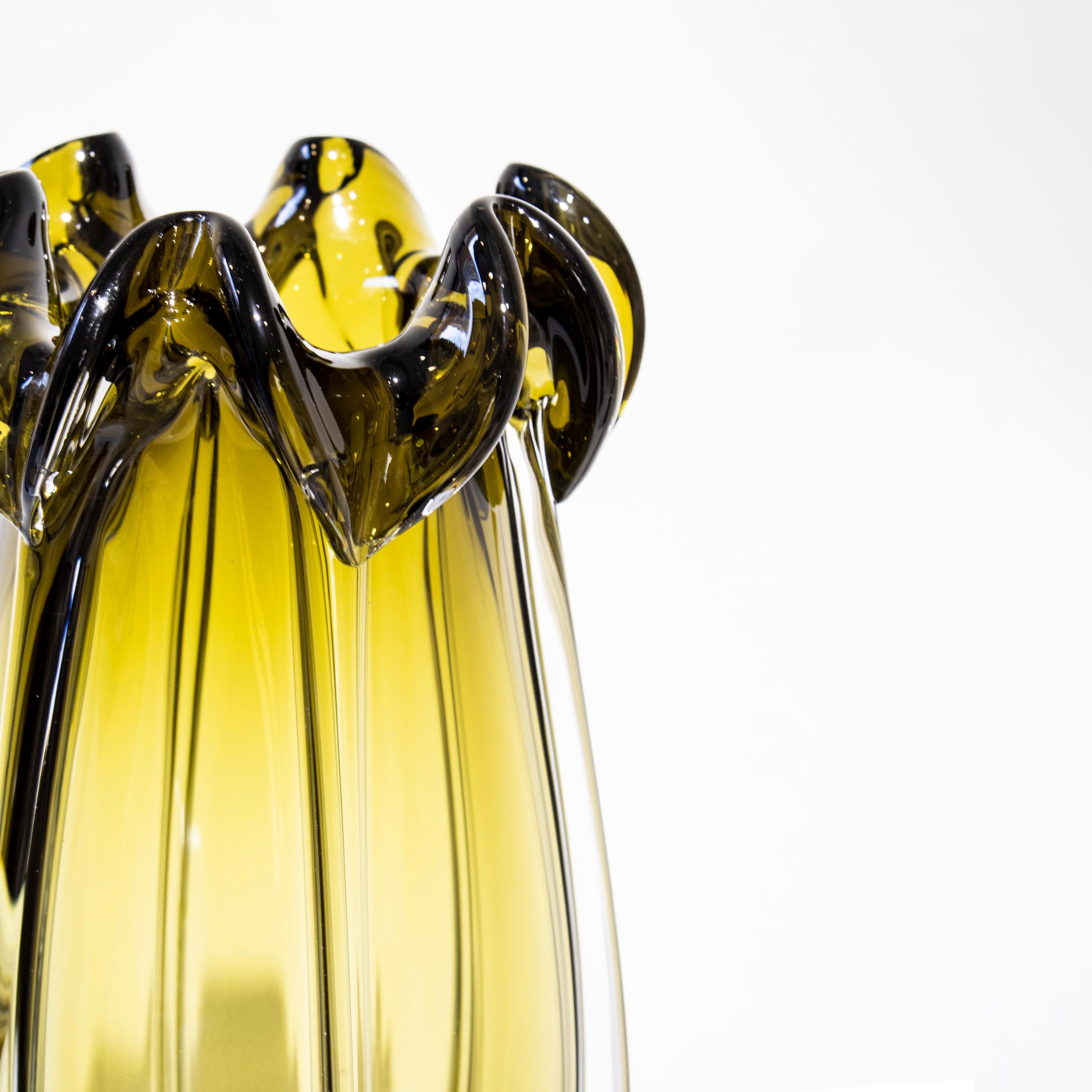 Handgefertigte halbtransparente Vase aus ambarfarbenem Glas, Italien, 2024 im Angebot 4