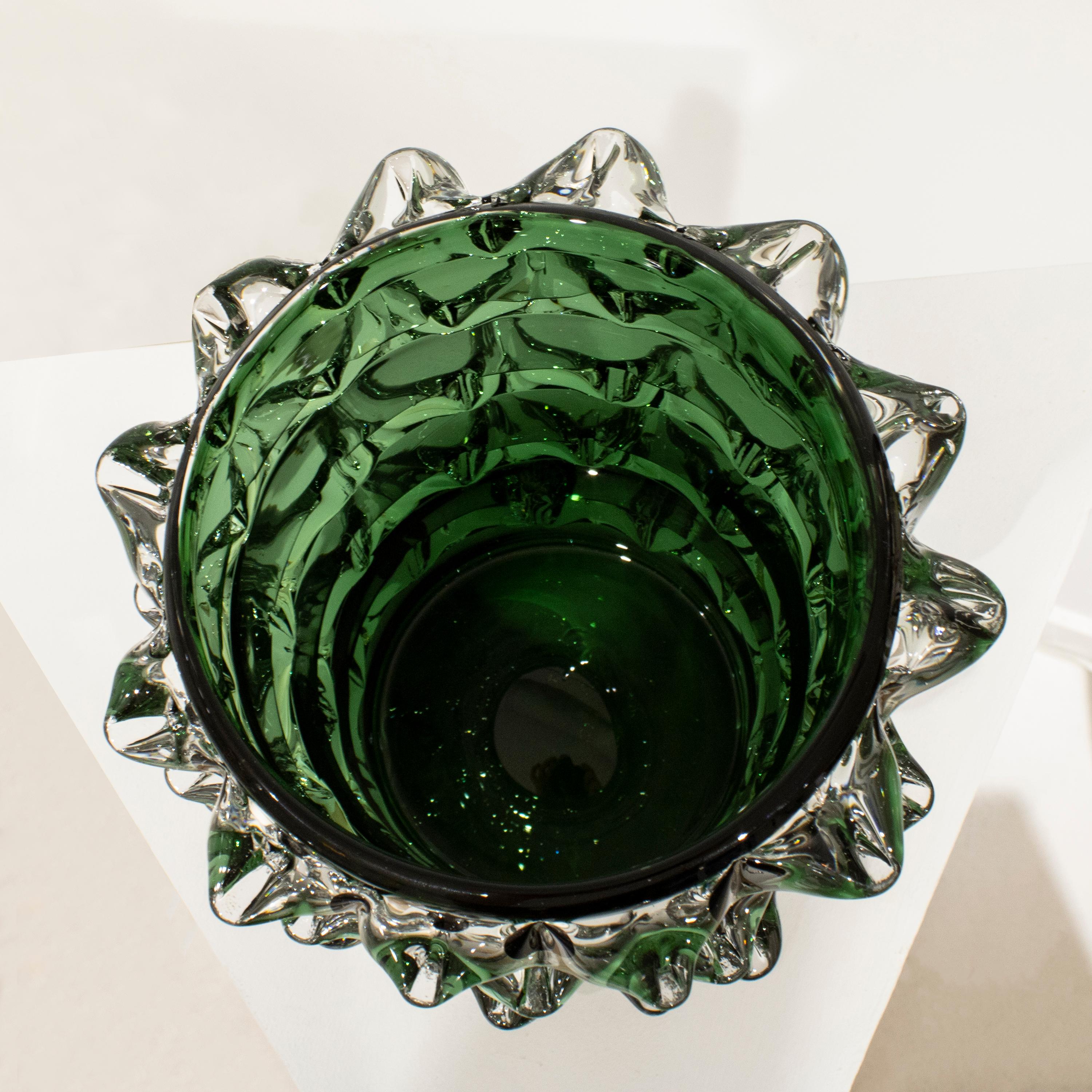 Handgefertigte halbtransparente Vase aus grünem Farbglas, Italien, 2024 im Angebot 4