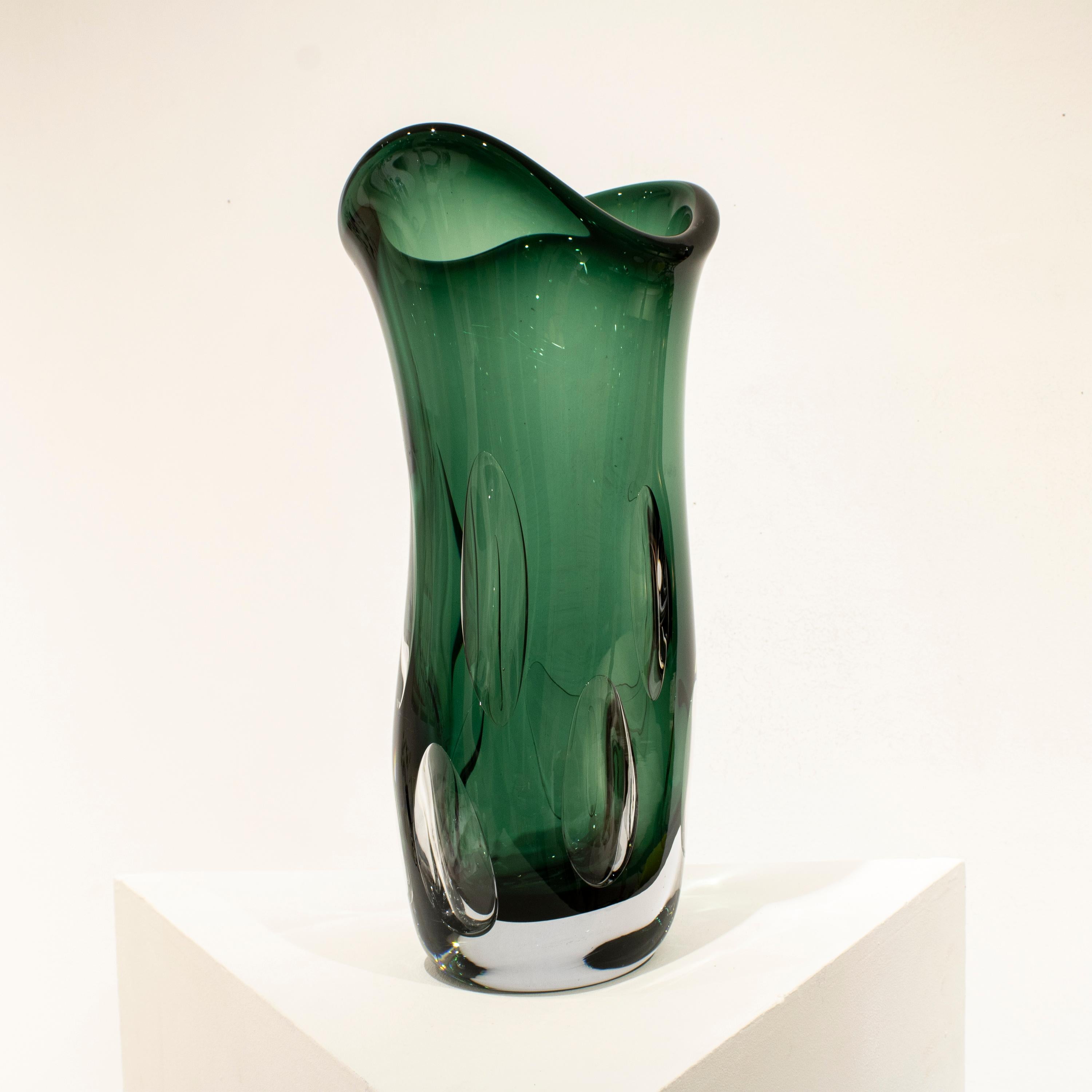 Vase en verre semi-transparent vert italien soufflé à la main avec des formes organiques et des bulles à l'intérieur.