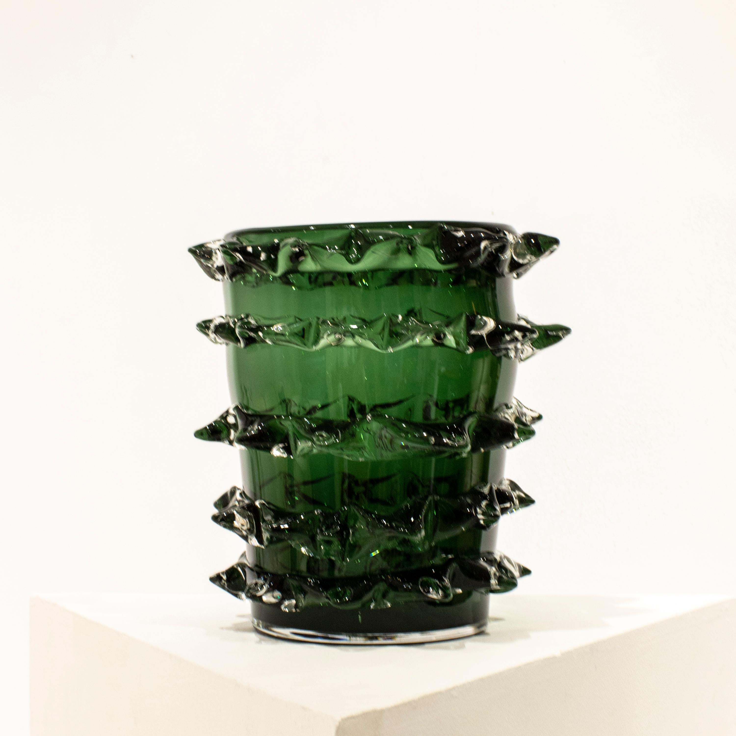 Vase en verre semi-transparent vert italien soufflé à la main.