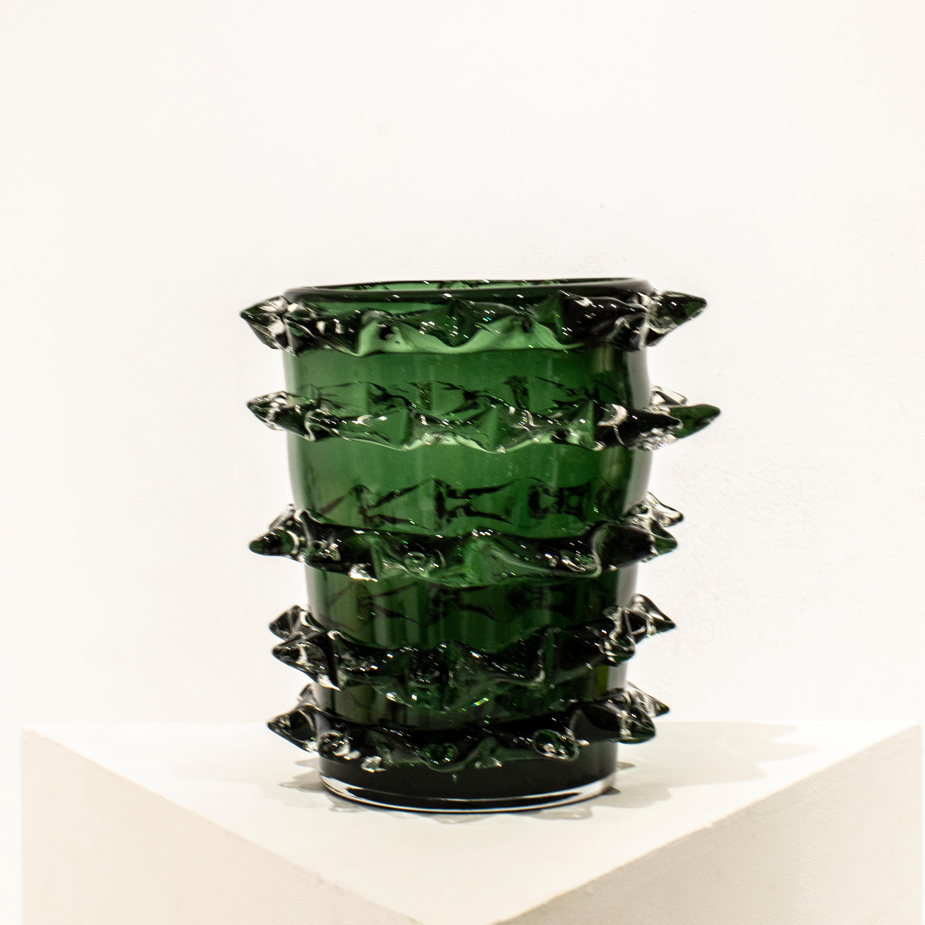 italien Vase en verre semi- transparent de couleur verte, fabriqué à la main, Italie, 2024 en vente