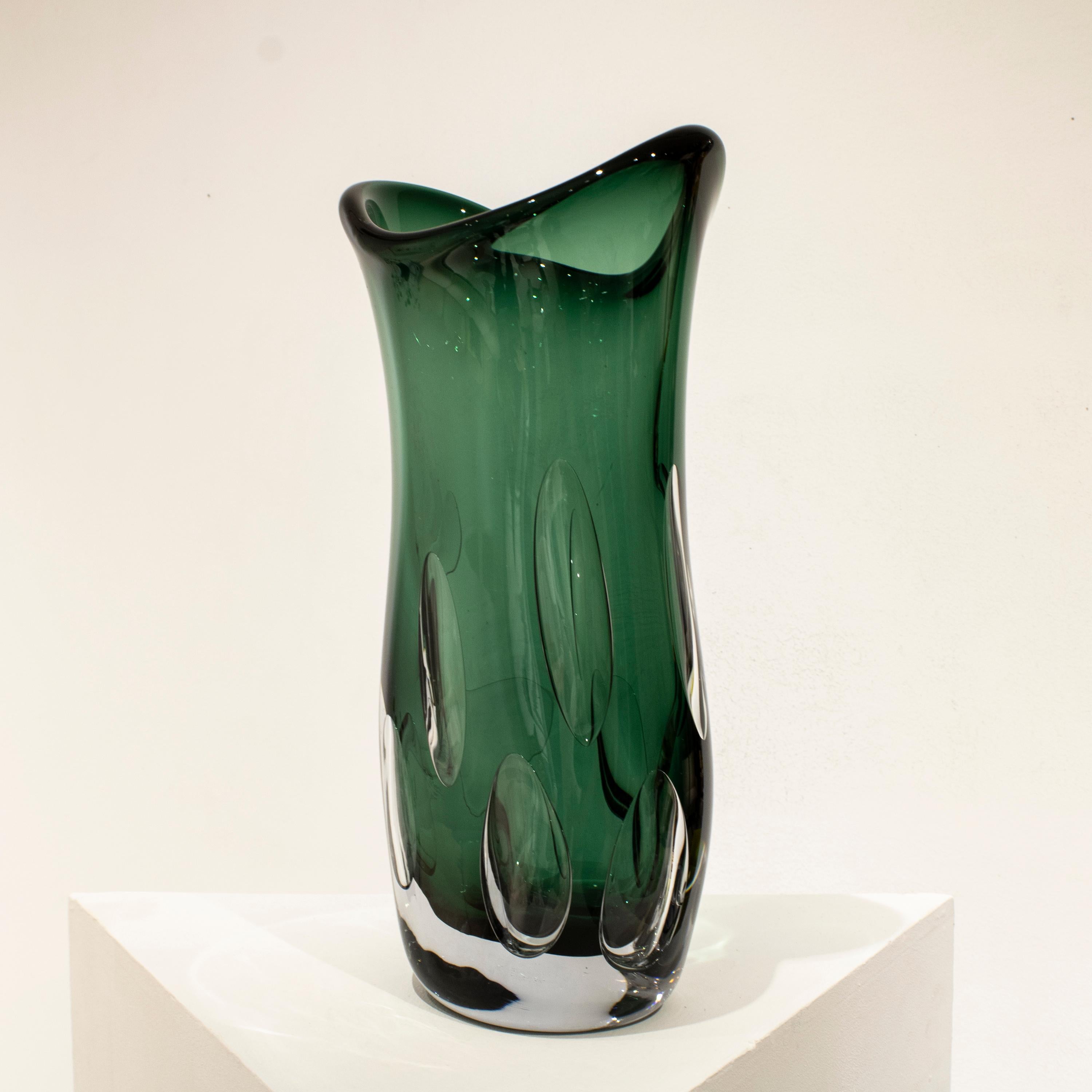 italien Vase en verre semi- transparent de couleur verte, fabriqué à la main, Italie, 2024 en vente