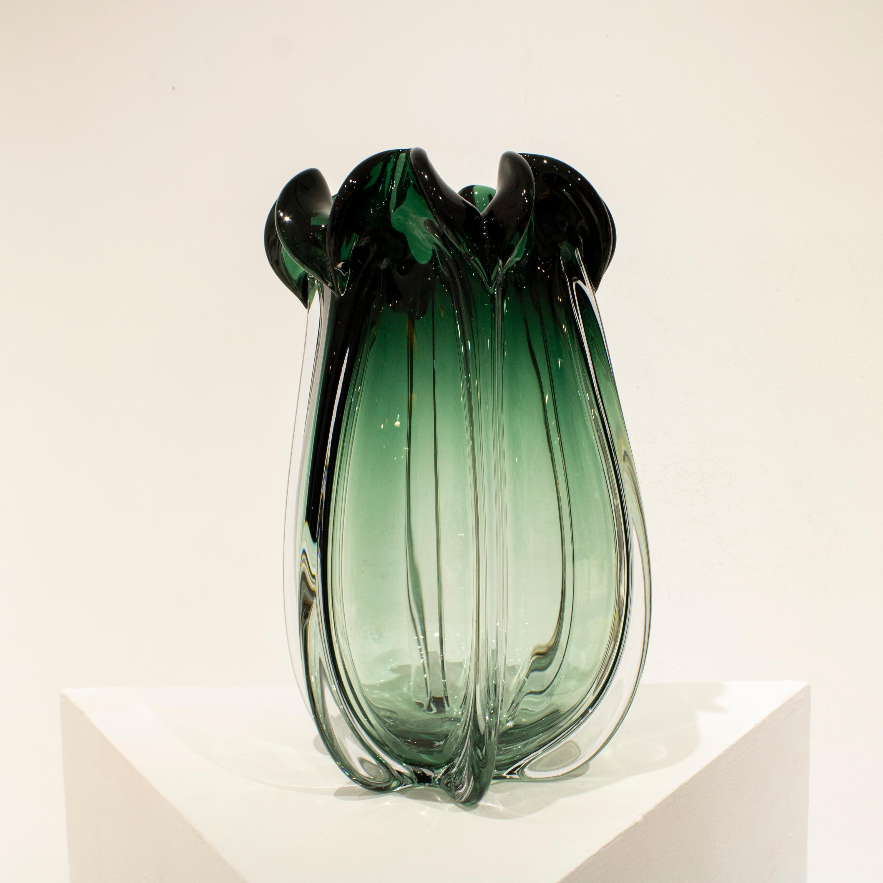 Handgefertigte halbtransparente Vase aus grünem Farbglas, Italien, 2024 im Zustand „Gut“ im Angebot in Madrid, ES