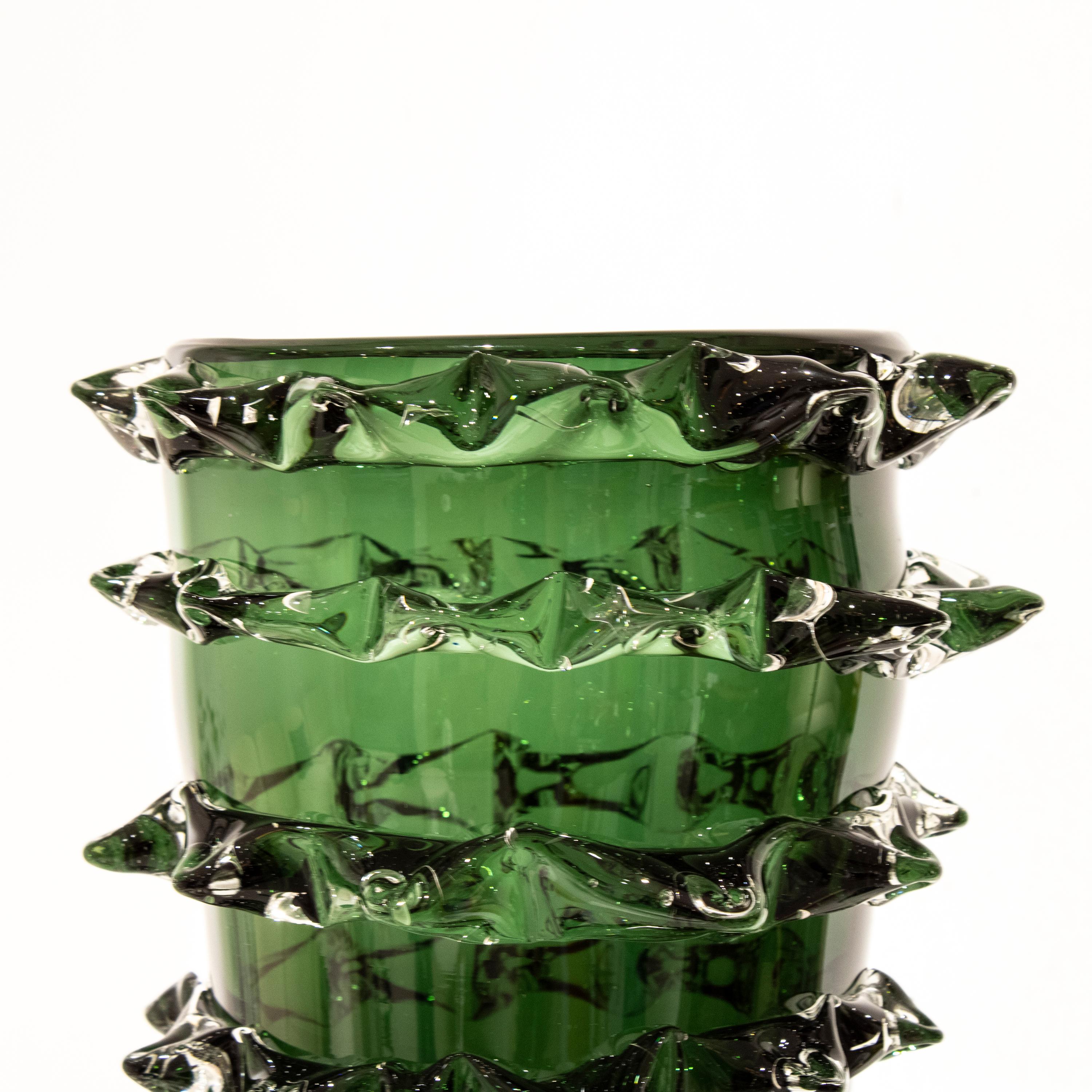 Handgefertigte halbtransparente Vase aus grünem Farbglas, Italien, 2024 im Zustand „Gut“ im Angebot in Madrid, ES