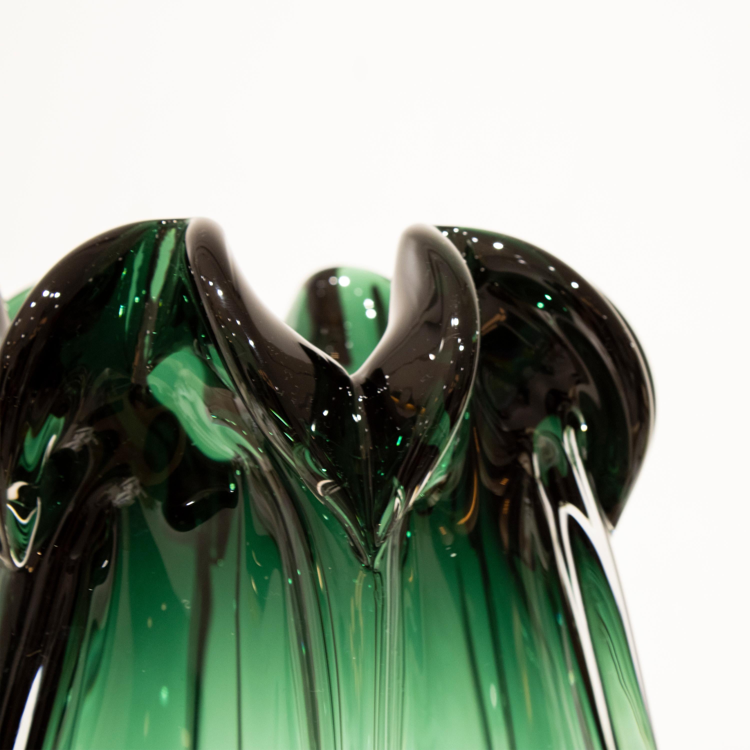 Handgefertigte halbtransparente Vase aus grünem Farbglas, Italien, 2024 (21. Jahrhundert und zeitgenössisch) im Angebot