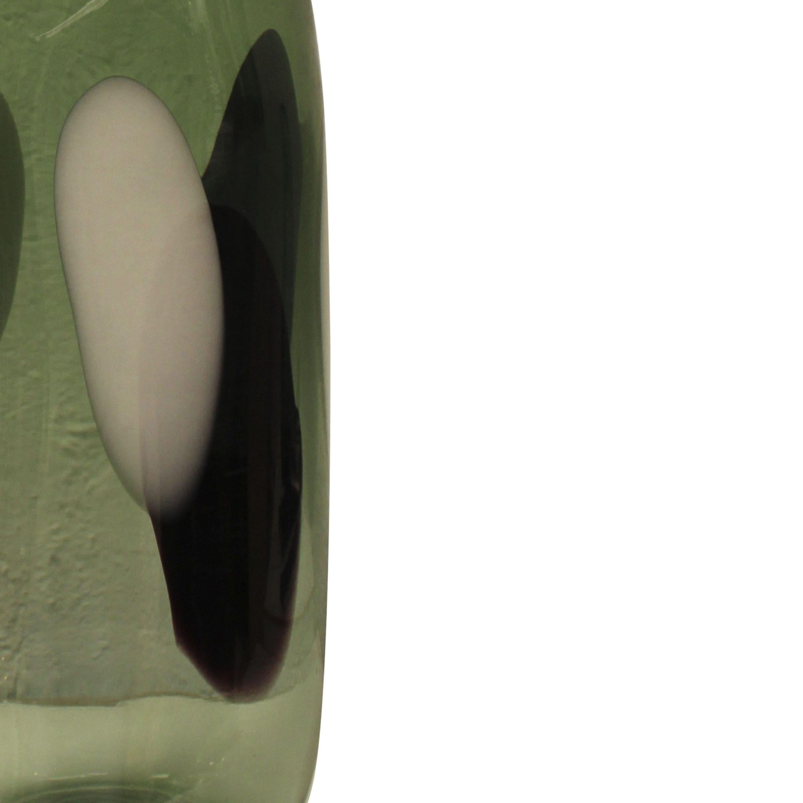 Vase en verre semi- transparent de couleur verte, fabriqué à la main, Italie, 2024 Bon état - En vente à Madrid, ES